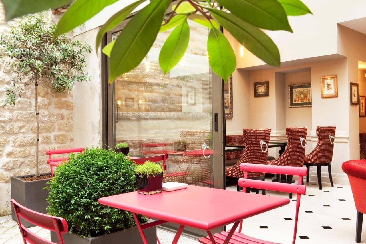 Hotel Des Comedies — 2