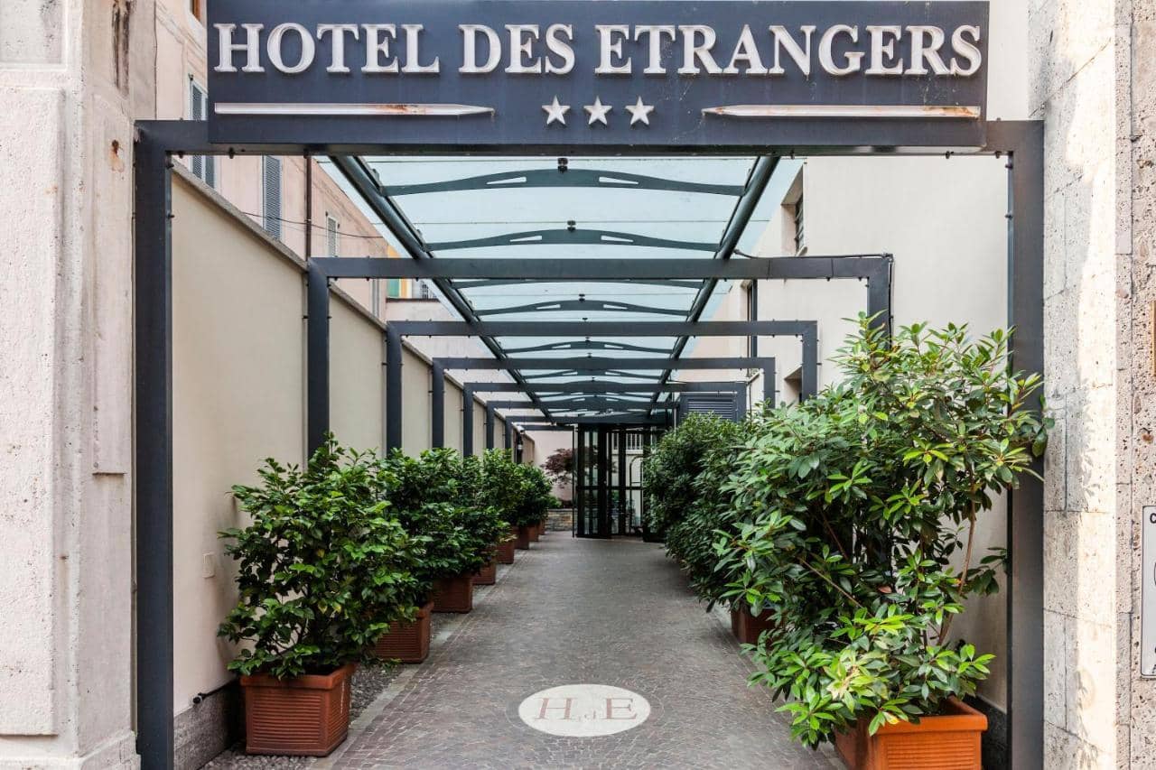 Des Etrangers