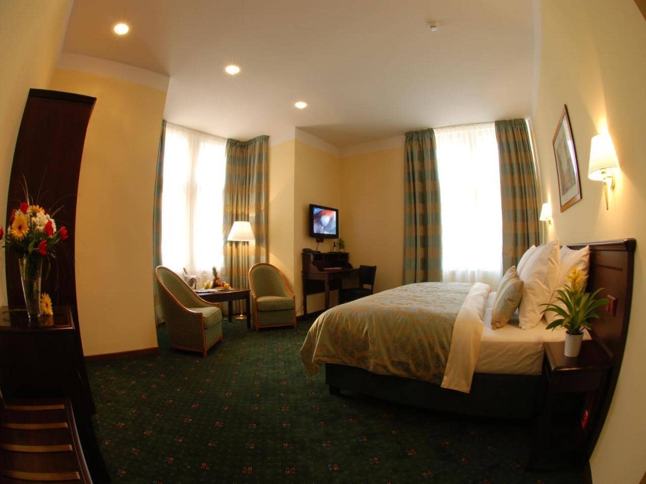 Ea Hotel Downtown — 4