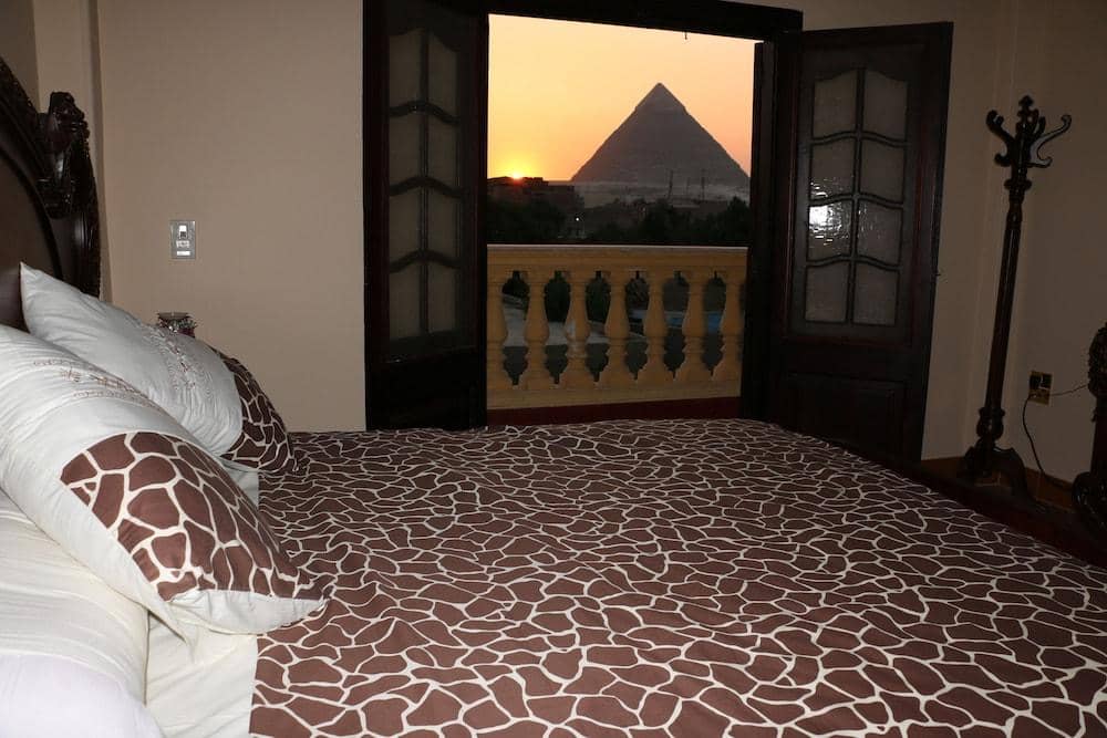 Pyramids Power Inn — 2