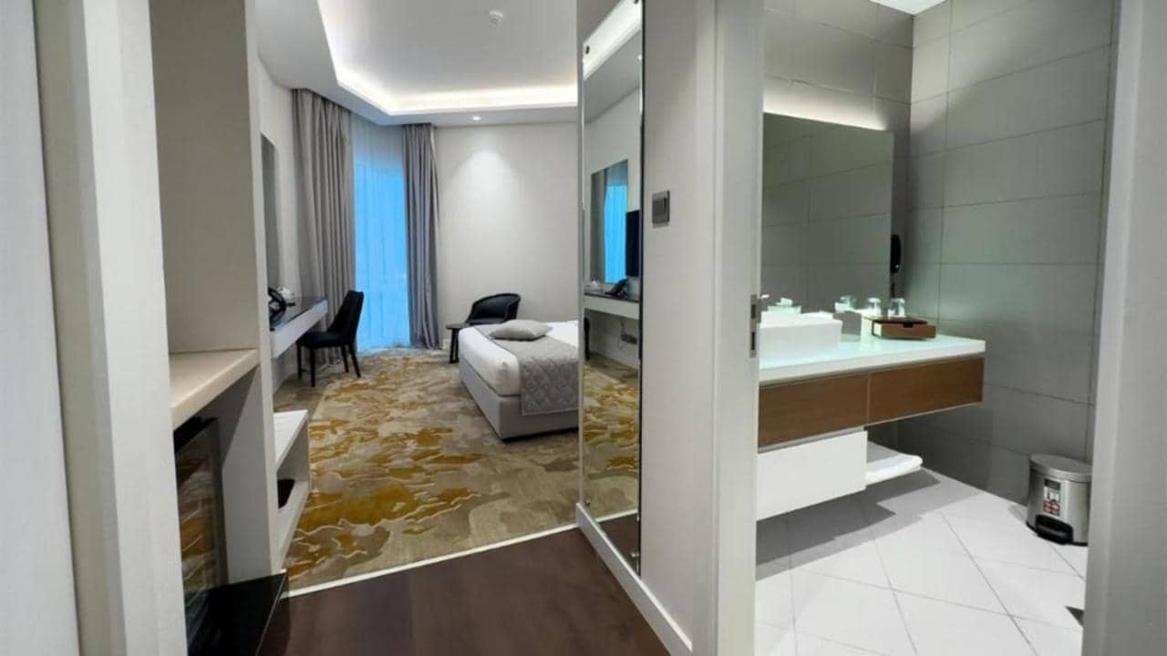 Estay Inn Hotel — 5