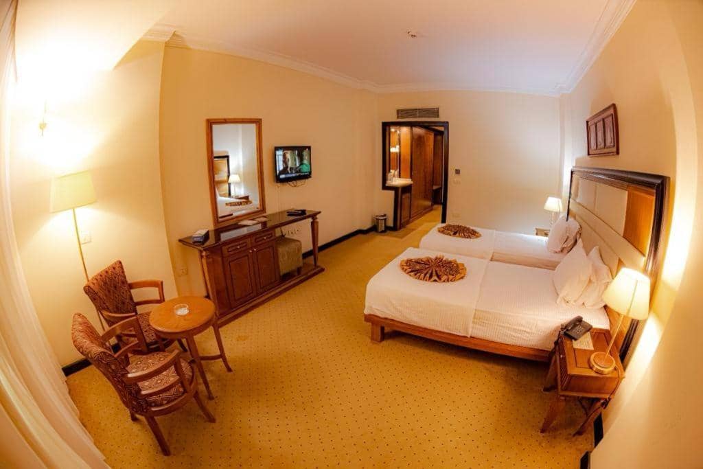 Paradise Hotel — 3