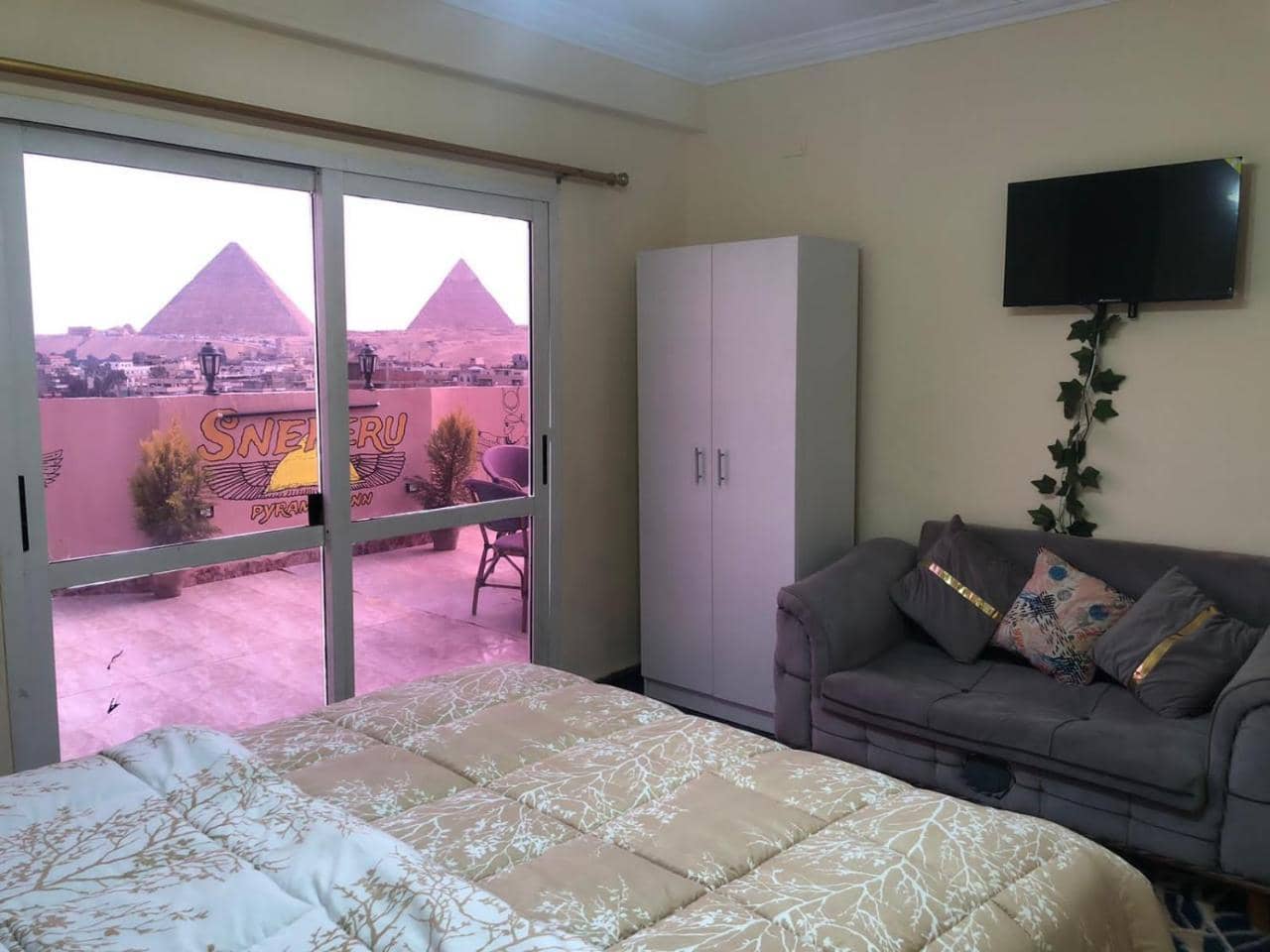 Sneferu Pyramids Inn - Full Pyramids View — 3