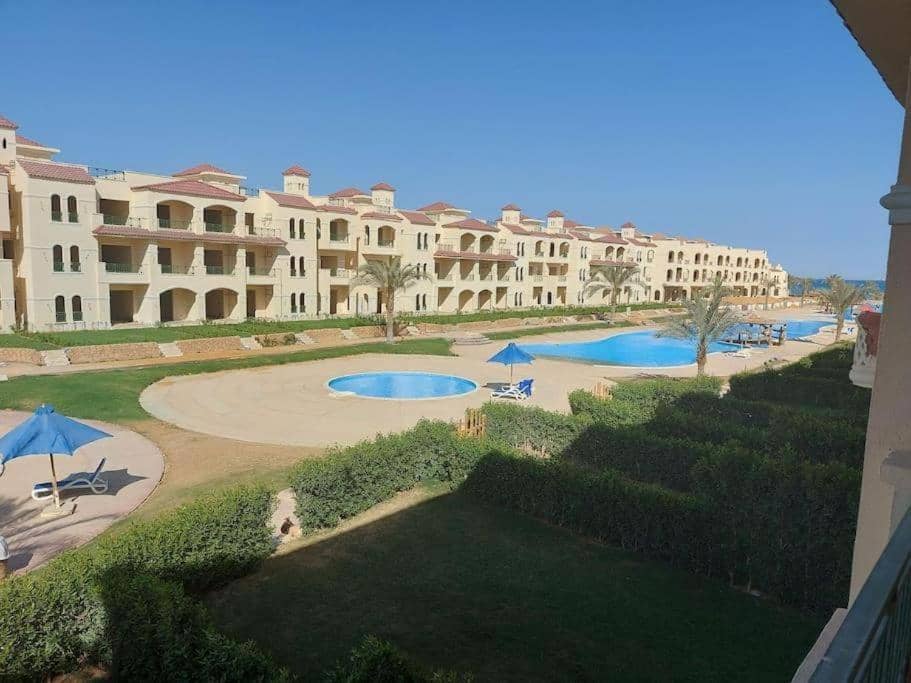 La Sirena Palm Families only — 2