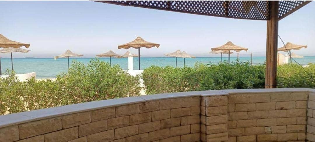 شاليه فيلا فندقي سياحي علي البحر مباشرة بحديقة خاصة (Adults Only)