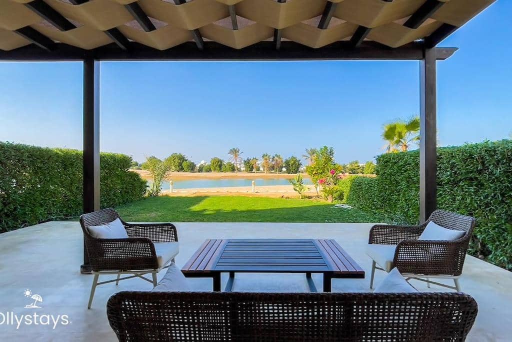 Ollystays-Lagoon & Golf Views, Shared Pool, Chic 4br Townhouse