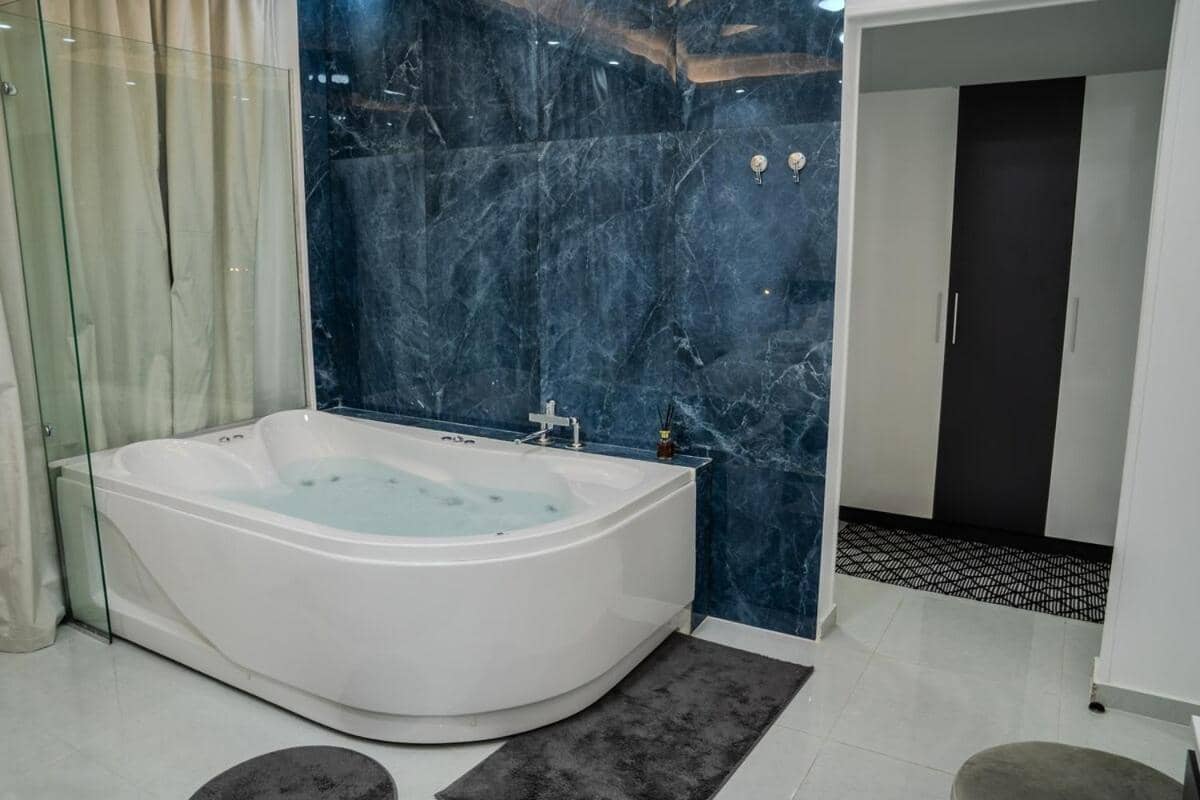 Luxury Jacuzzi Apt with Auc View — 4