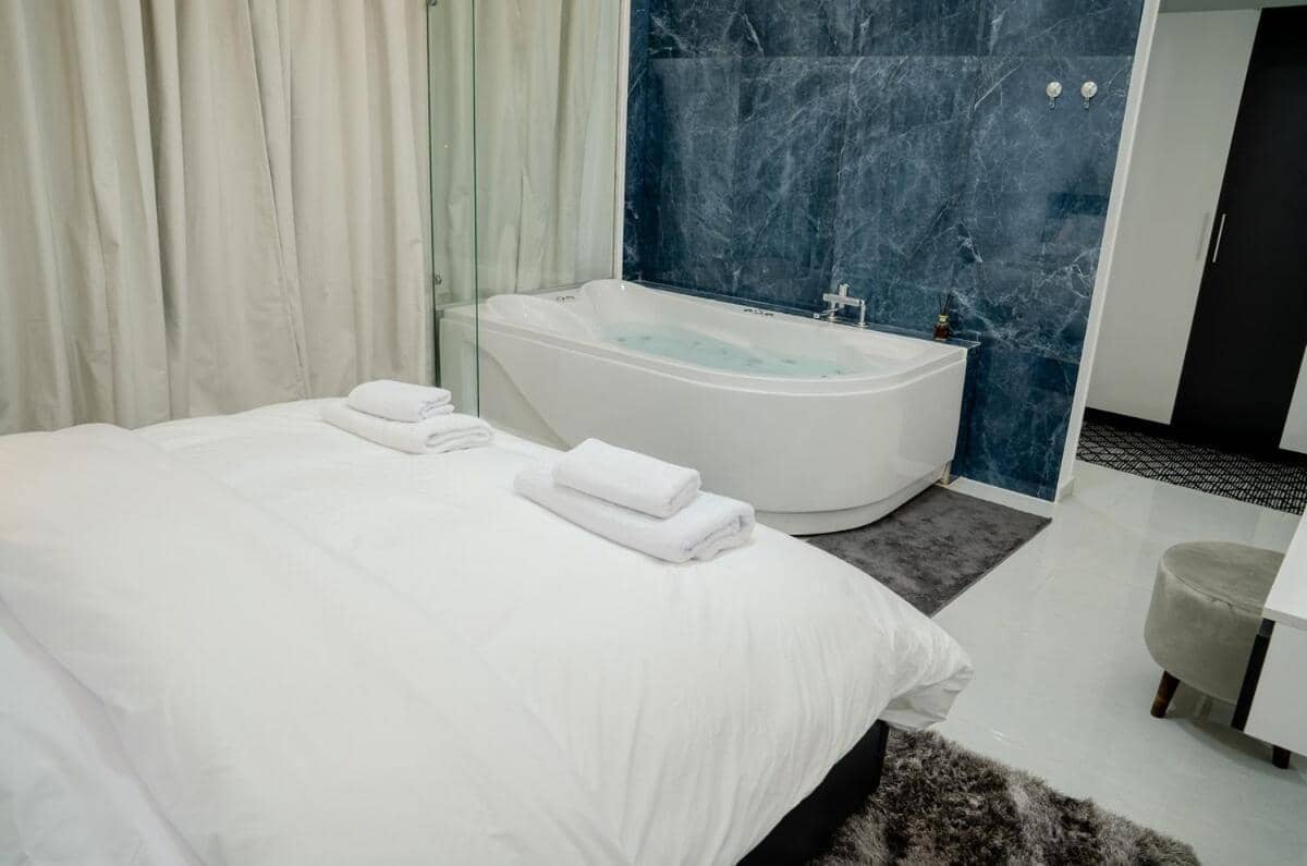 Luxury Jacuzzi Apt with Auc View