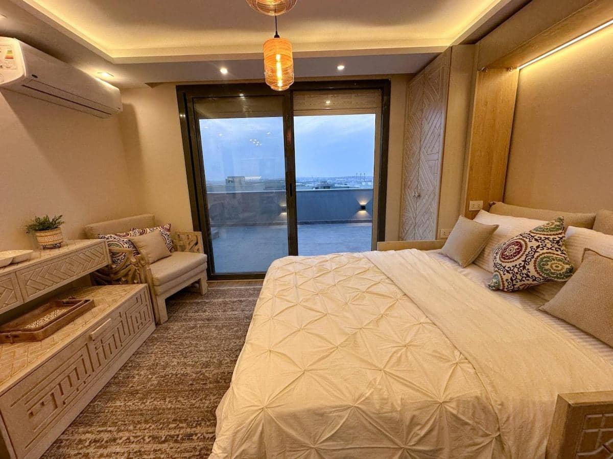 Velora Serviced Rooftop Studio with Private Jacuzzi in Sodic New Cairo — 3