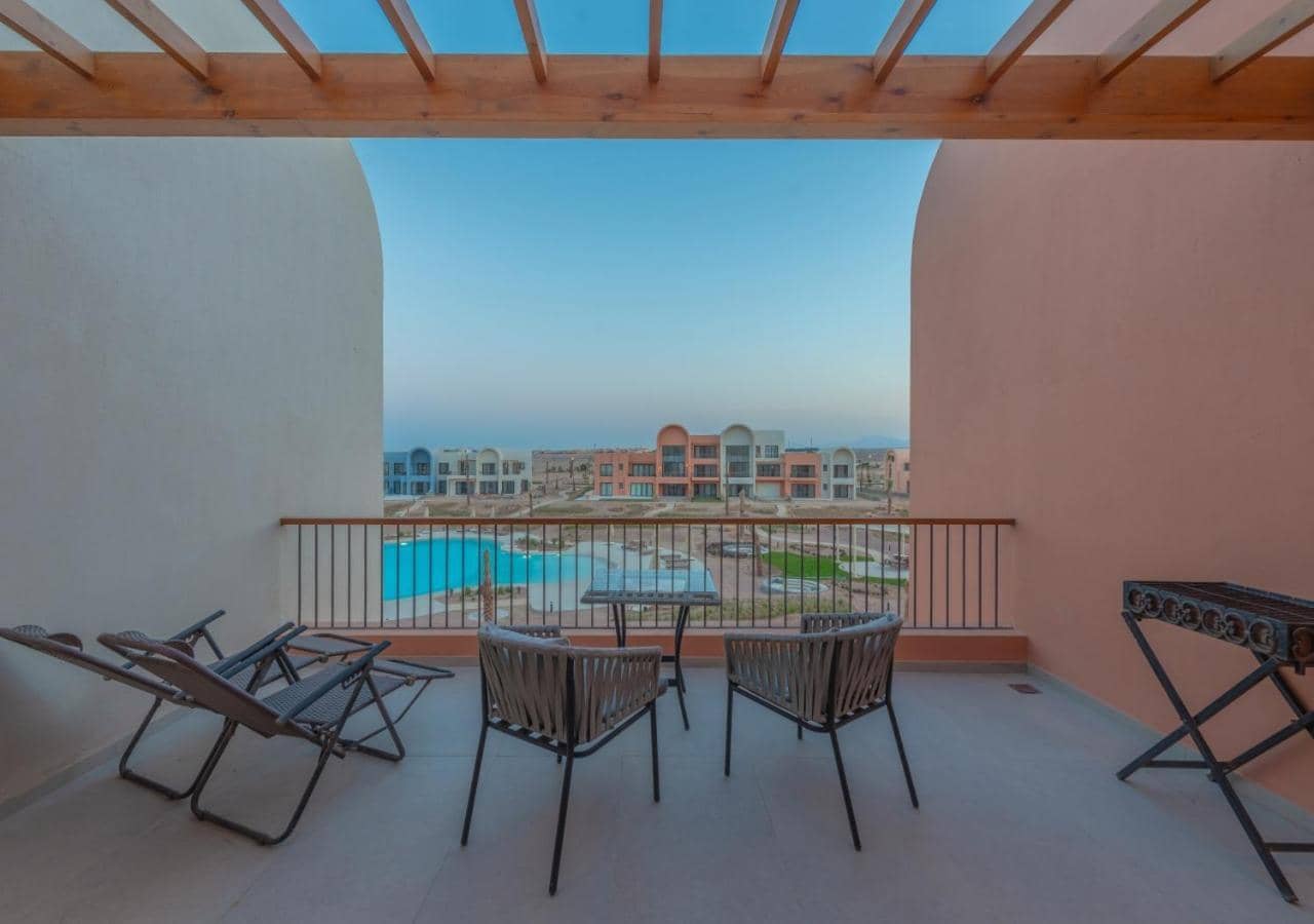 Sophisticated 1br 1,5 Bath Duplex - Kamaran El Gouna, Pool View & Access — 3
