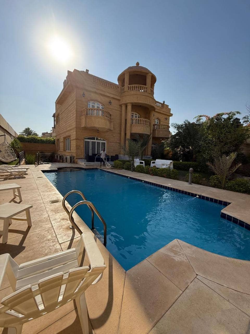 فيلا فندقيه مع حمام سباحه وحديقه 0306-888-0106