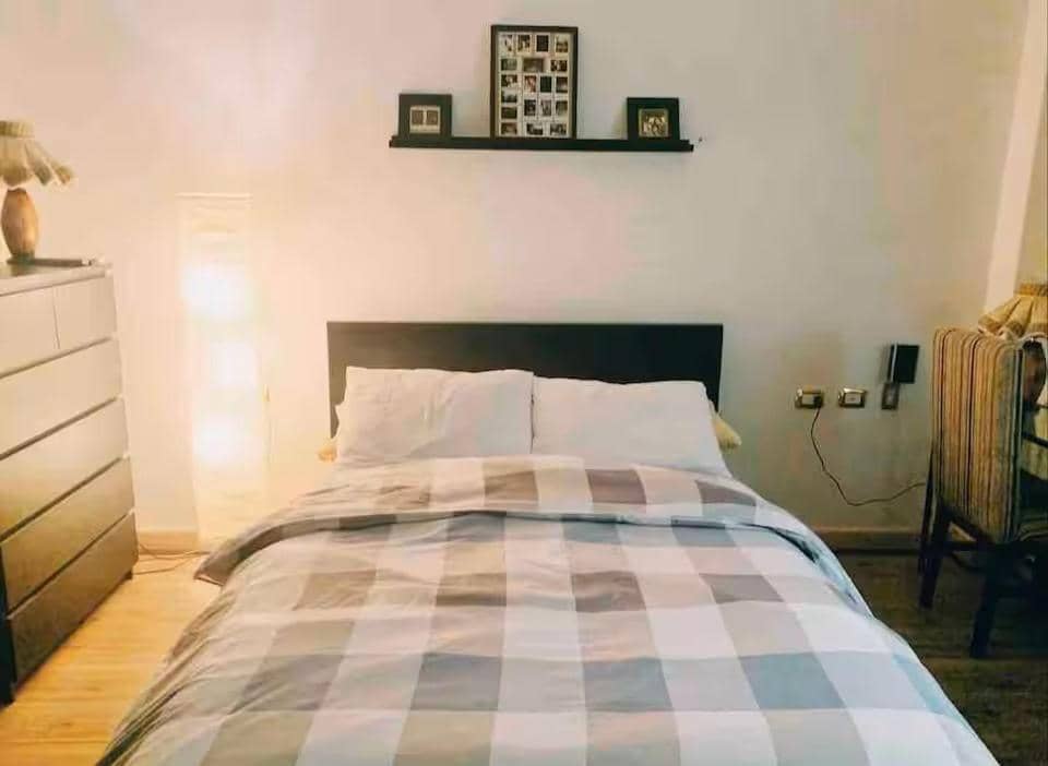 Sunny & Spacious Room Close To the Airport!