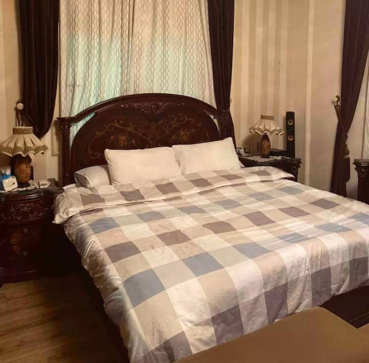 Sunny & Spacious Room Close To the Airport! — 4