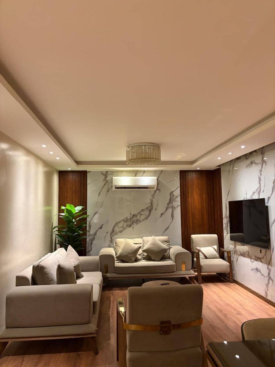 Modern 4br 3bath Stylish Spacious