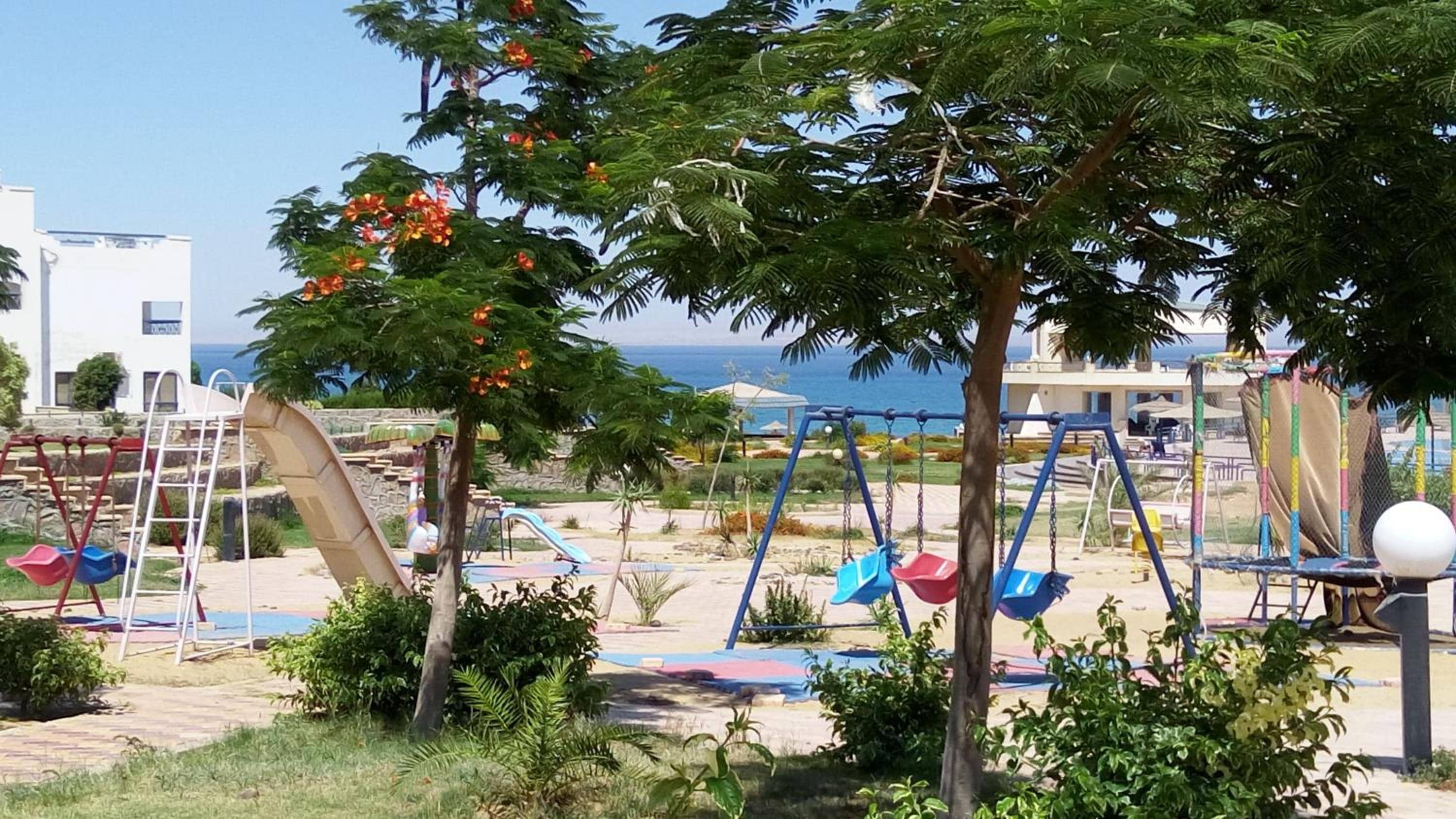 Two-Bedroom with Sea View Roof Top Chalet - Orora Village — 4