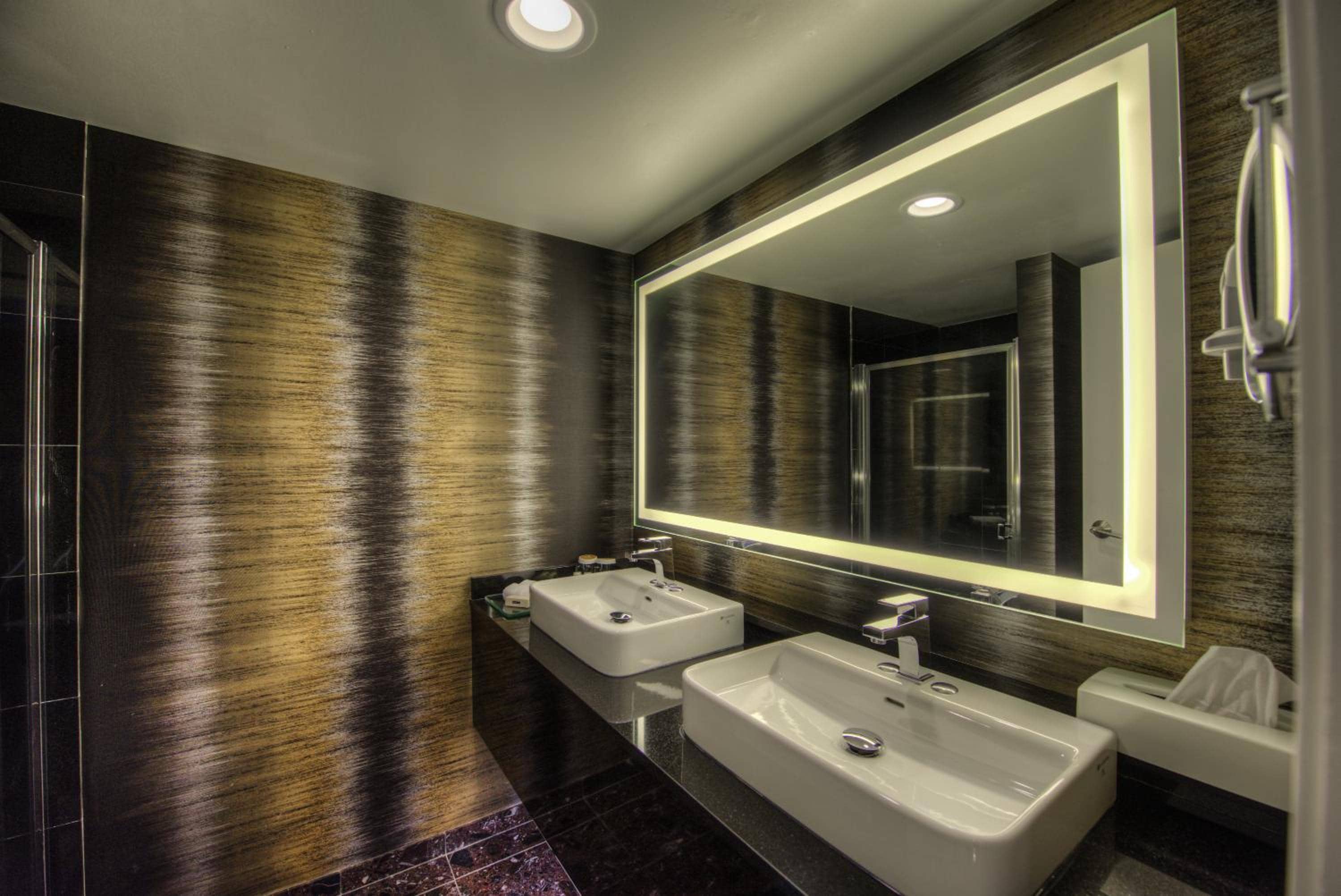 Executive Suites Hotel & Conference Center, Metro Vancouver — 2