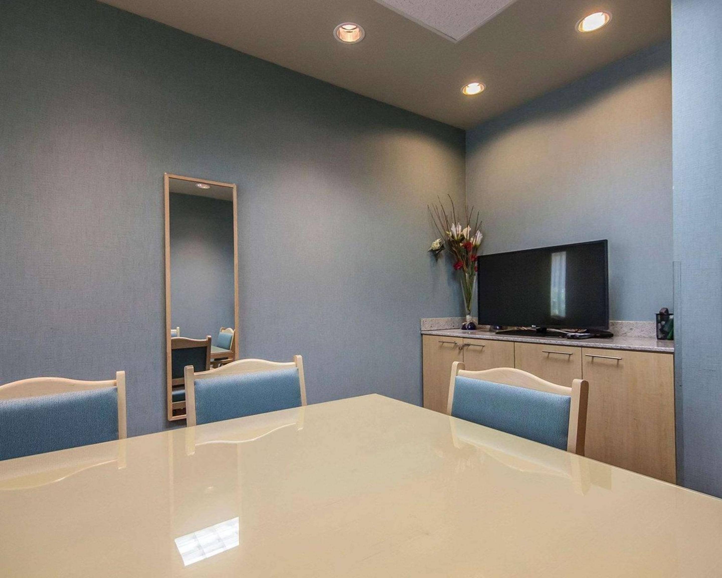 Comfort Hotel Vancouver Airport — 5