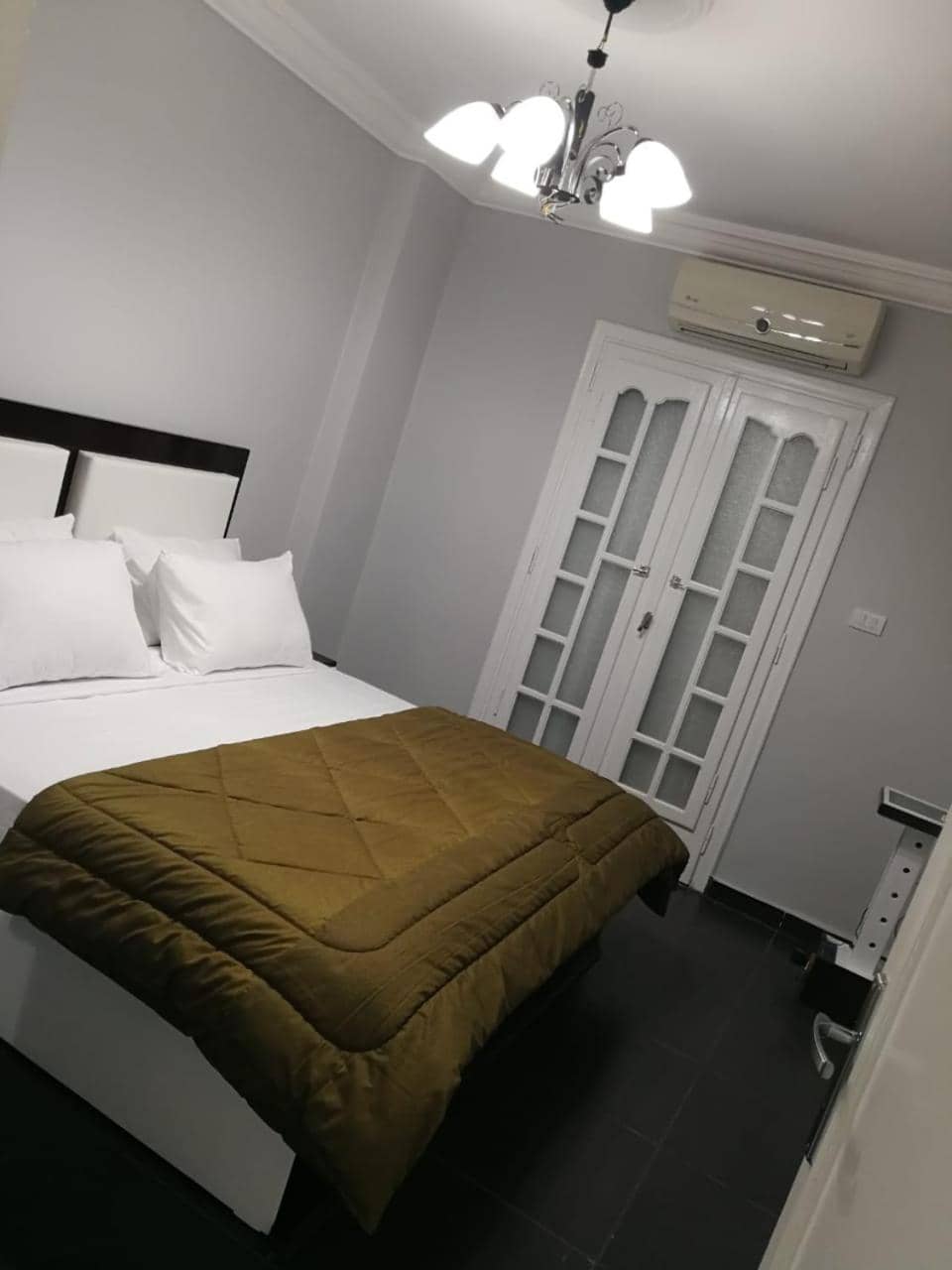 Lovely apartment with side sea view located in the heart of the Alexandria, local, old building, active street, kitchen not suitable for heavy cooking, in  — 5