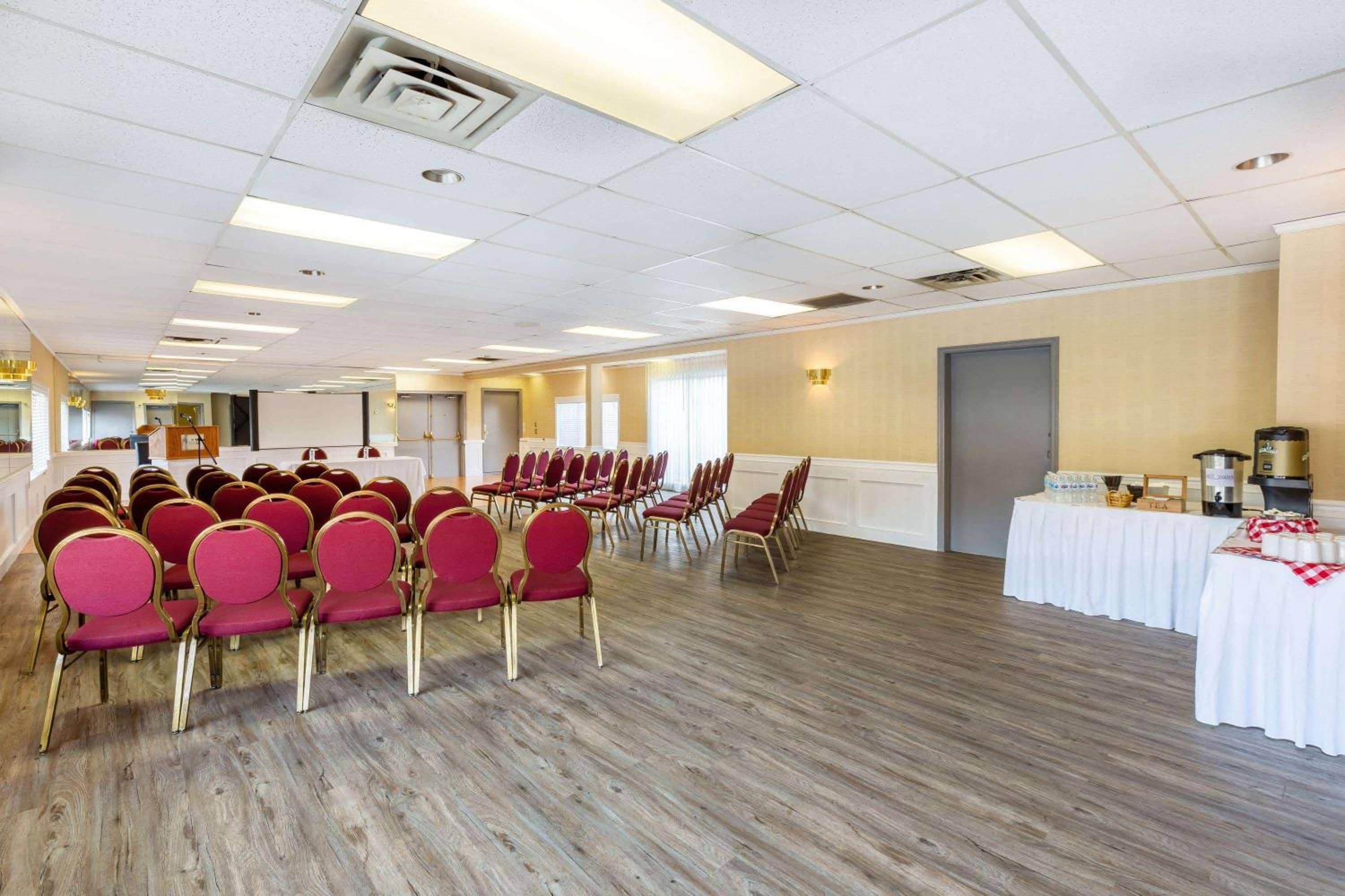 Ramada by Wyndham Coquitlam — 3