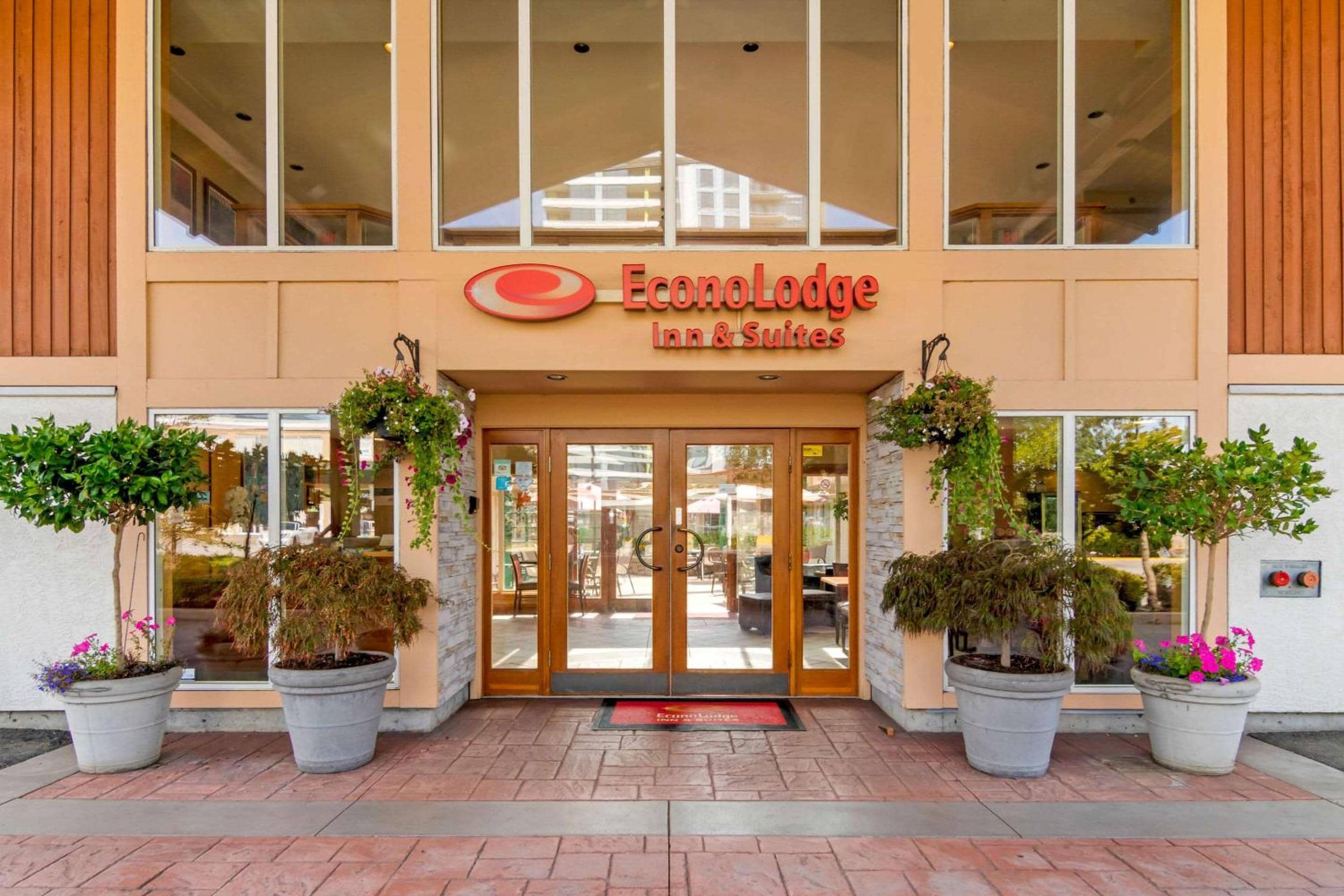 Econo Lodge Inn & Suites — 5