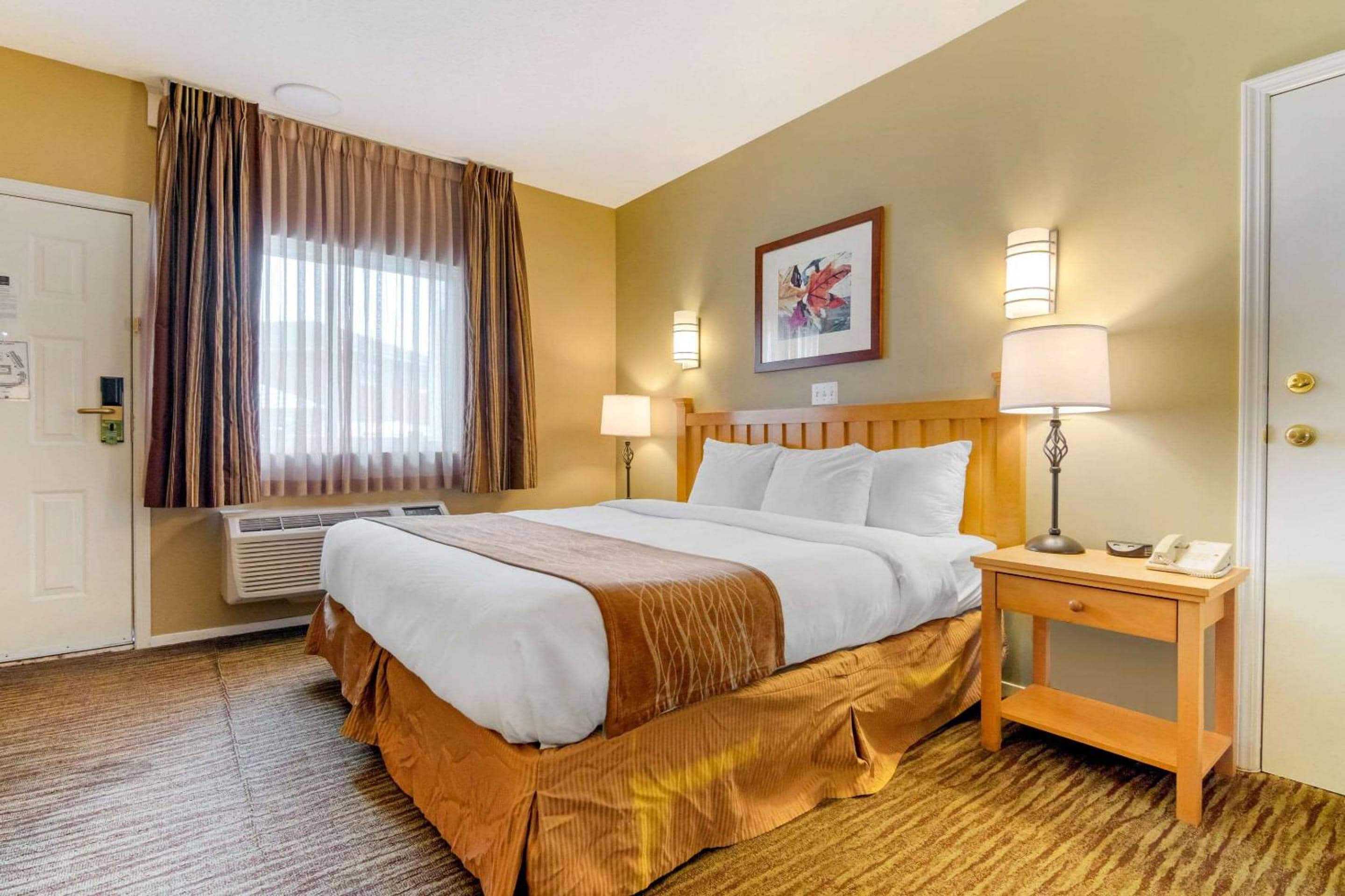 Econo Lodge Inn & Suites — 3