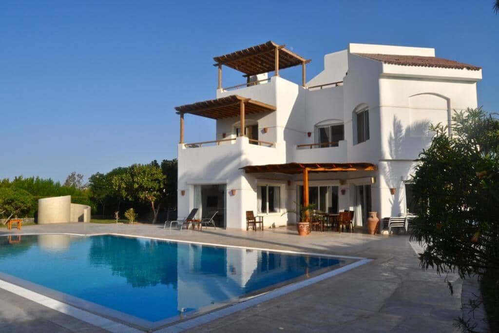 Villa with 5 bedrooms & 4 bathrooms - private heated pool