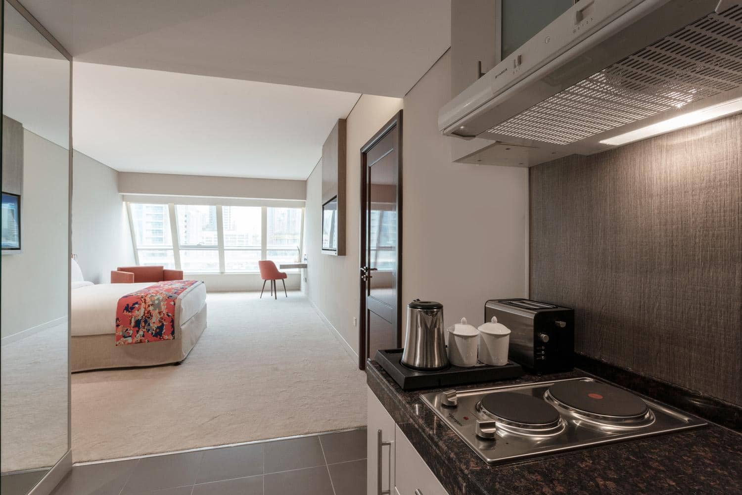 Leva Hotel and Suites, Opposite Downtown — 3