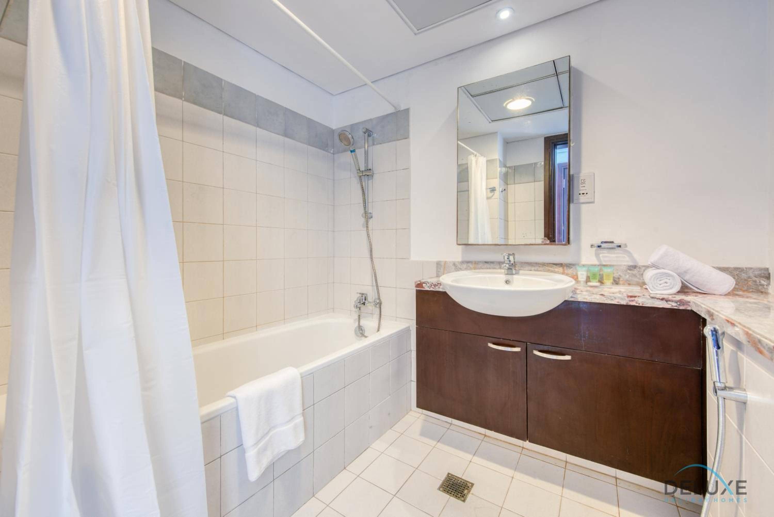 Lavish 1BR at Marina Towers Dubai Marina by Deluxe Holiday Homes — 4