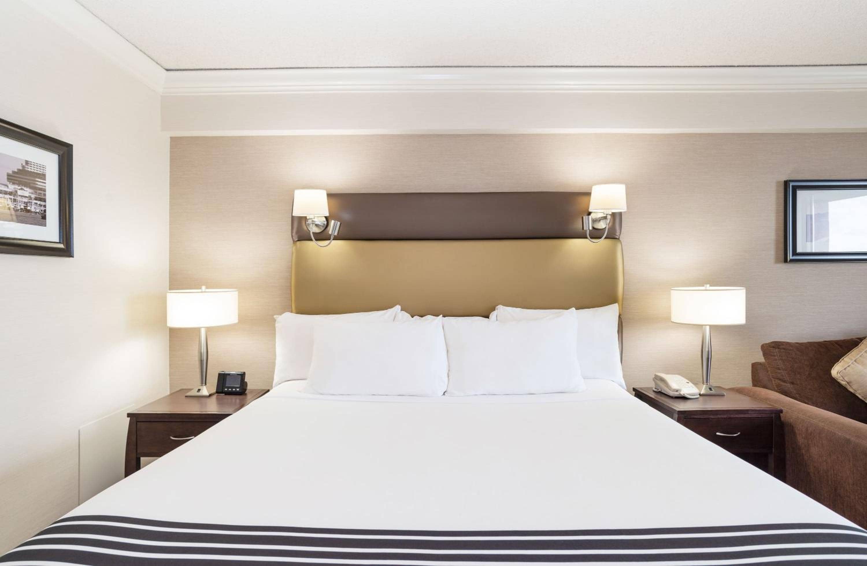 Sandman Signature Vancouver Airport Hotel & Resort — 2