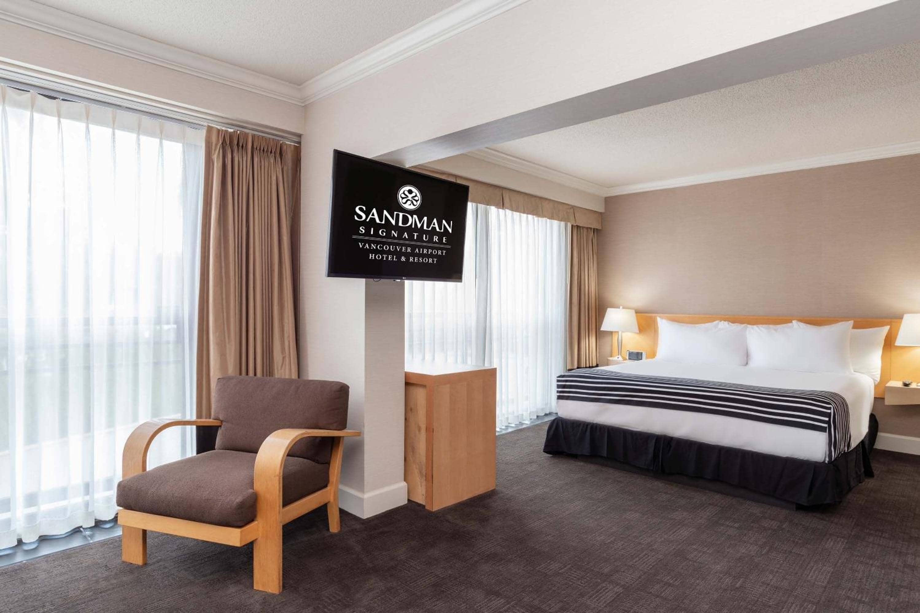 Sandman Signature Vancouver Airport Hotel & Resort — 5