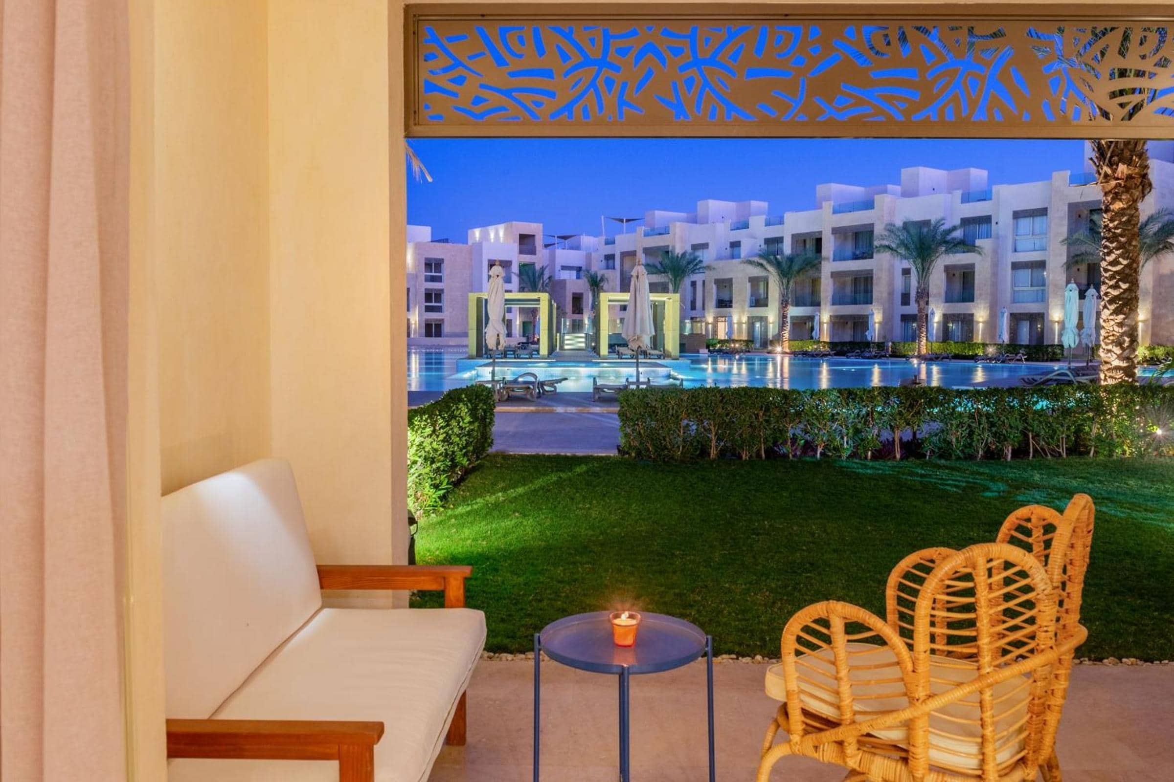 Elegant & Edgy 2 BR w Beach & Pool Mangroovy — 2