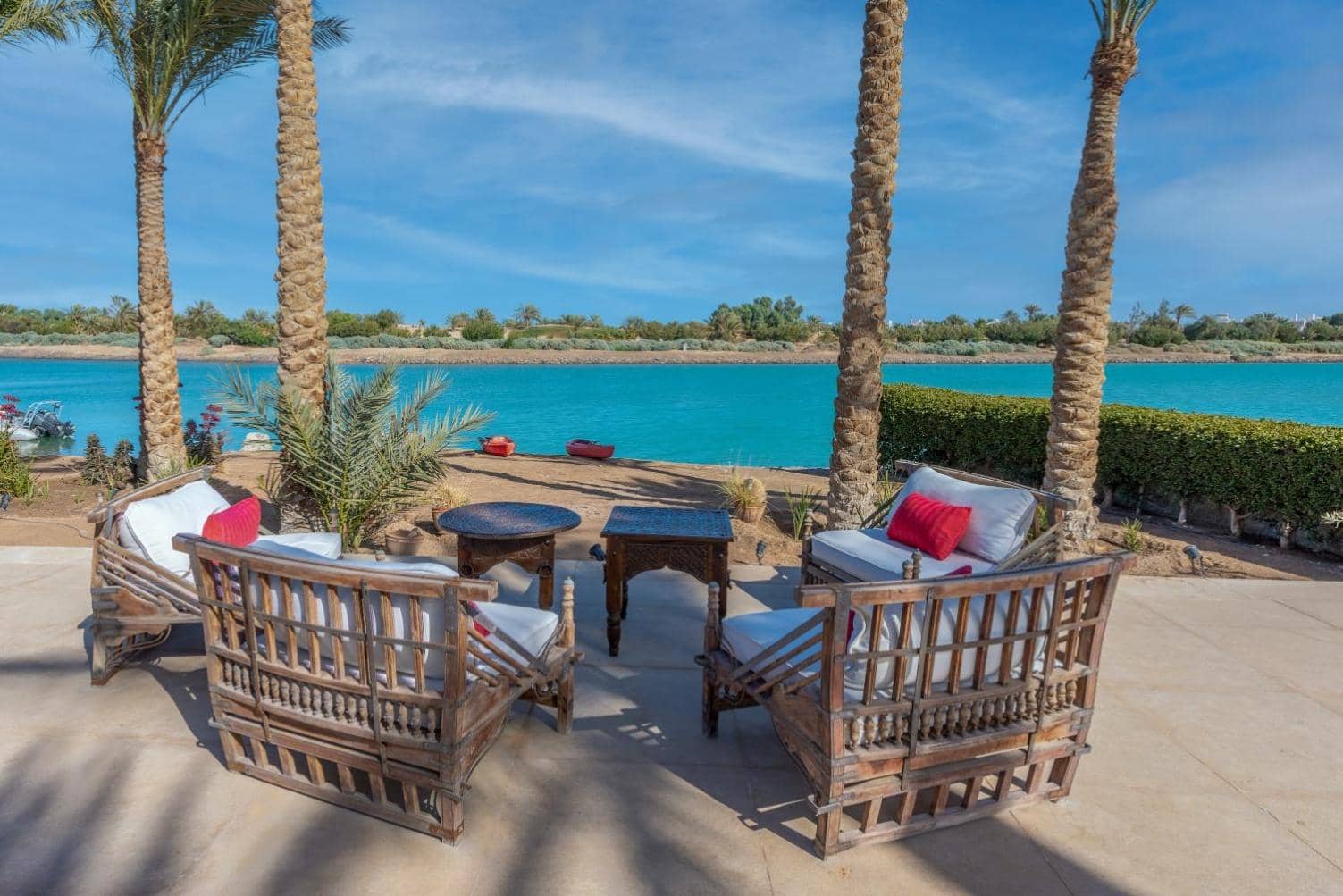 Chic 3BR Villa West Golf with Pool, Lagoon View & Guest House — 2
