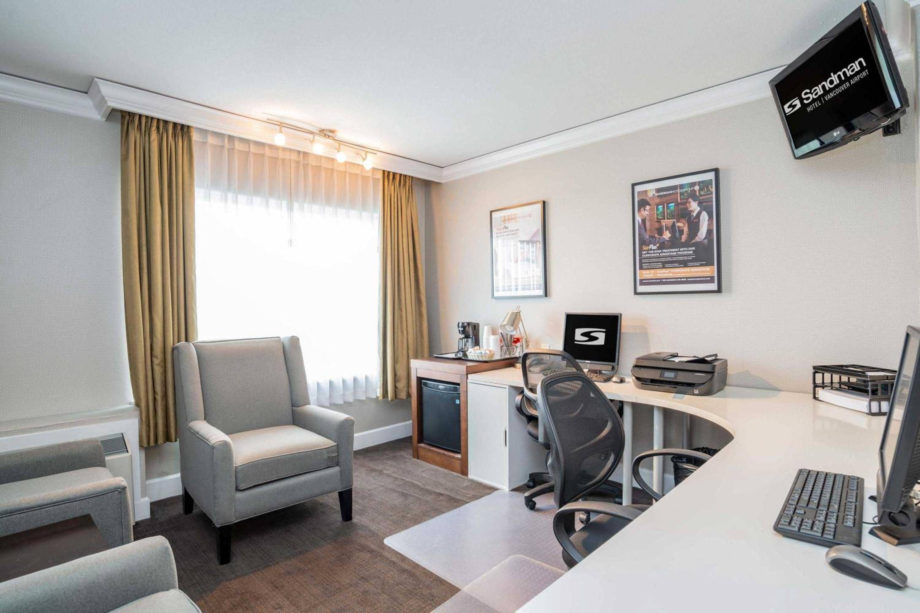 Sandman Hotel & Suites Vancouver Airport — 4