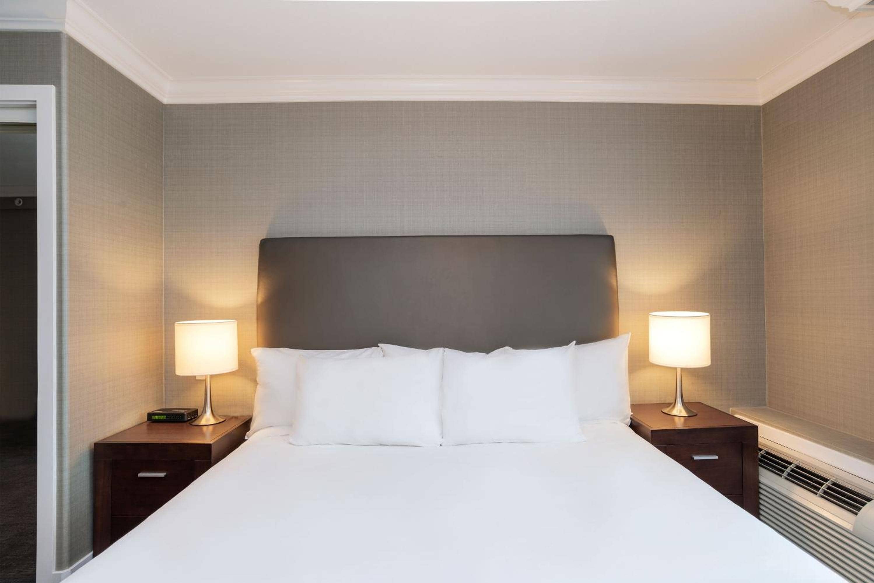 Sandman Hotel & Suites Vancouver Airport — 3