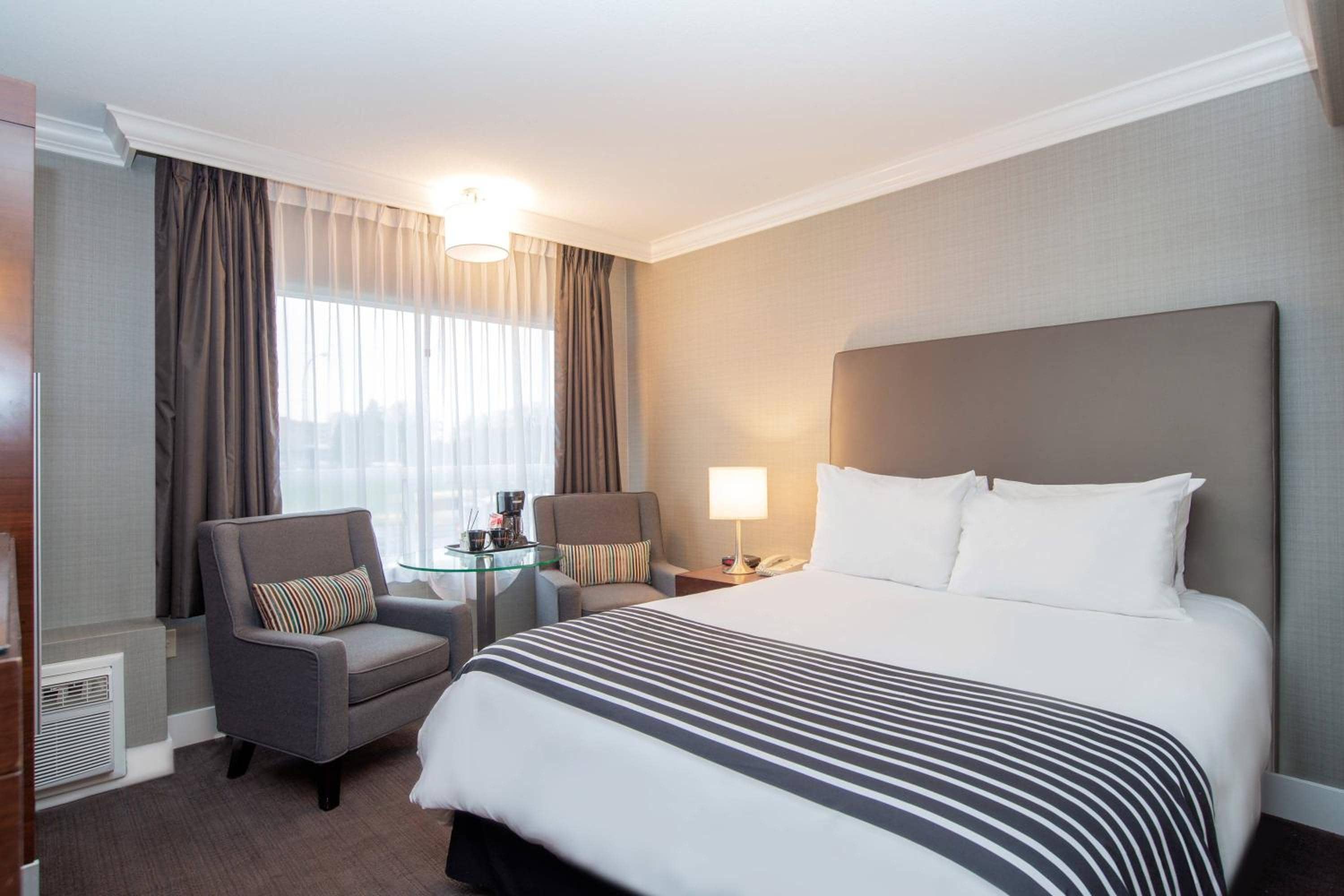Sandman Hotel & Suites Vancouver Airport — 5