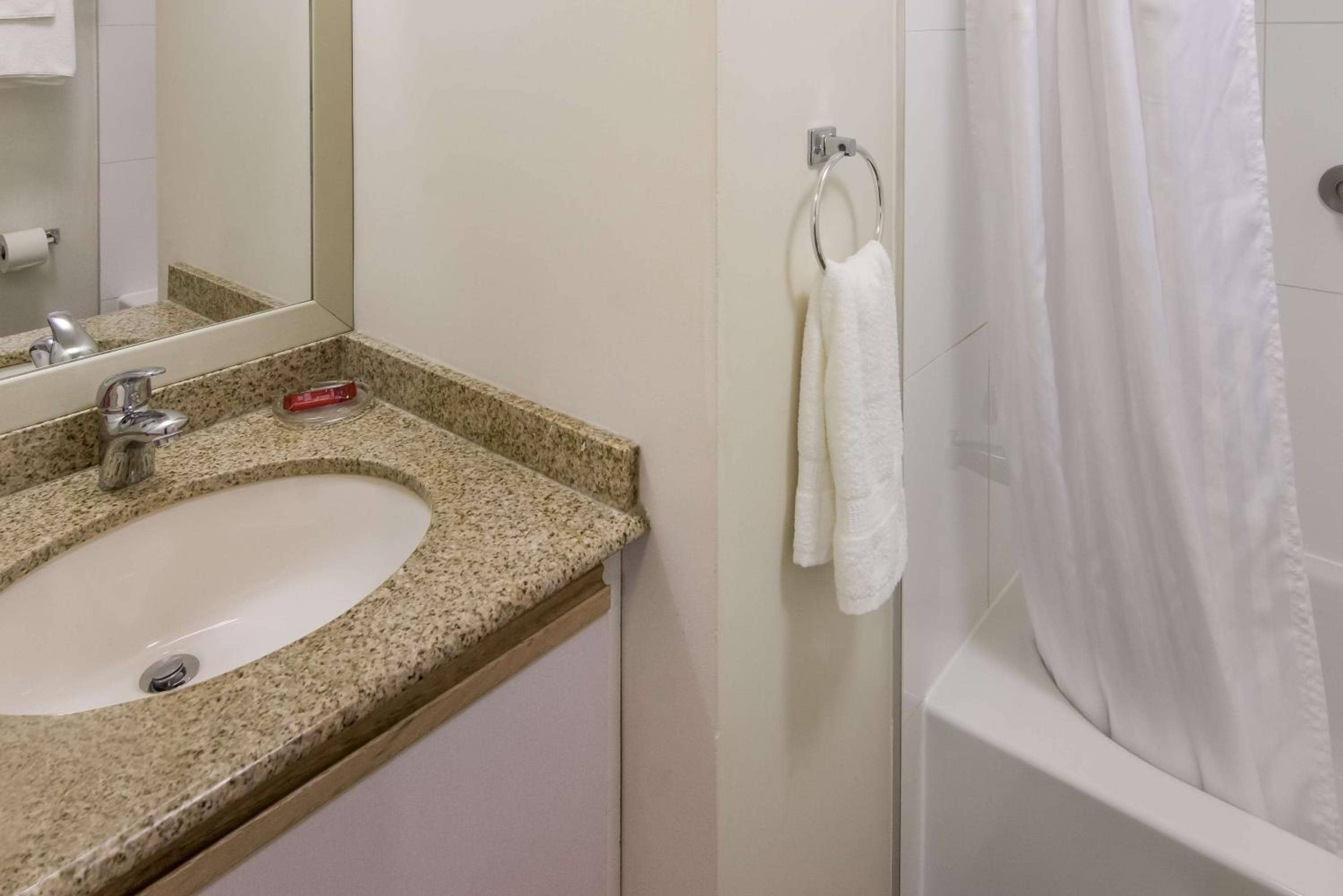 SureStay by Best Western North Vancouver Capilano — 4