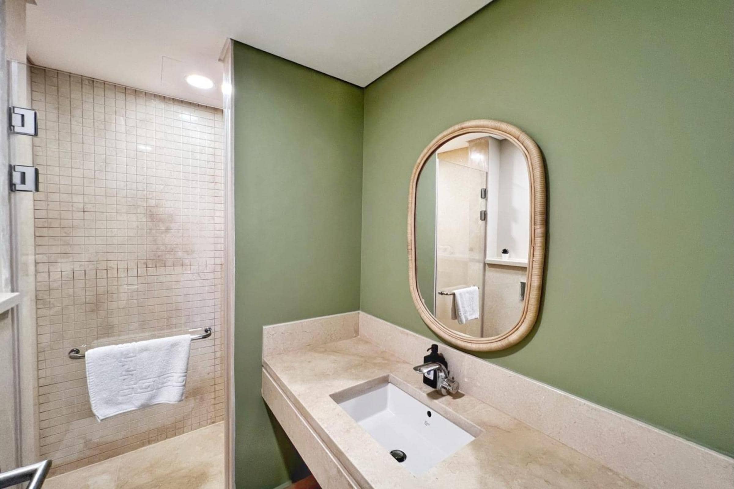Spectacular & Soaring 2 BDR w Private Rooftop Jacuzzi & Beach Access — 2