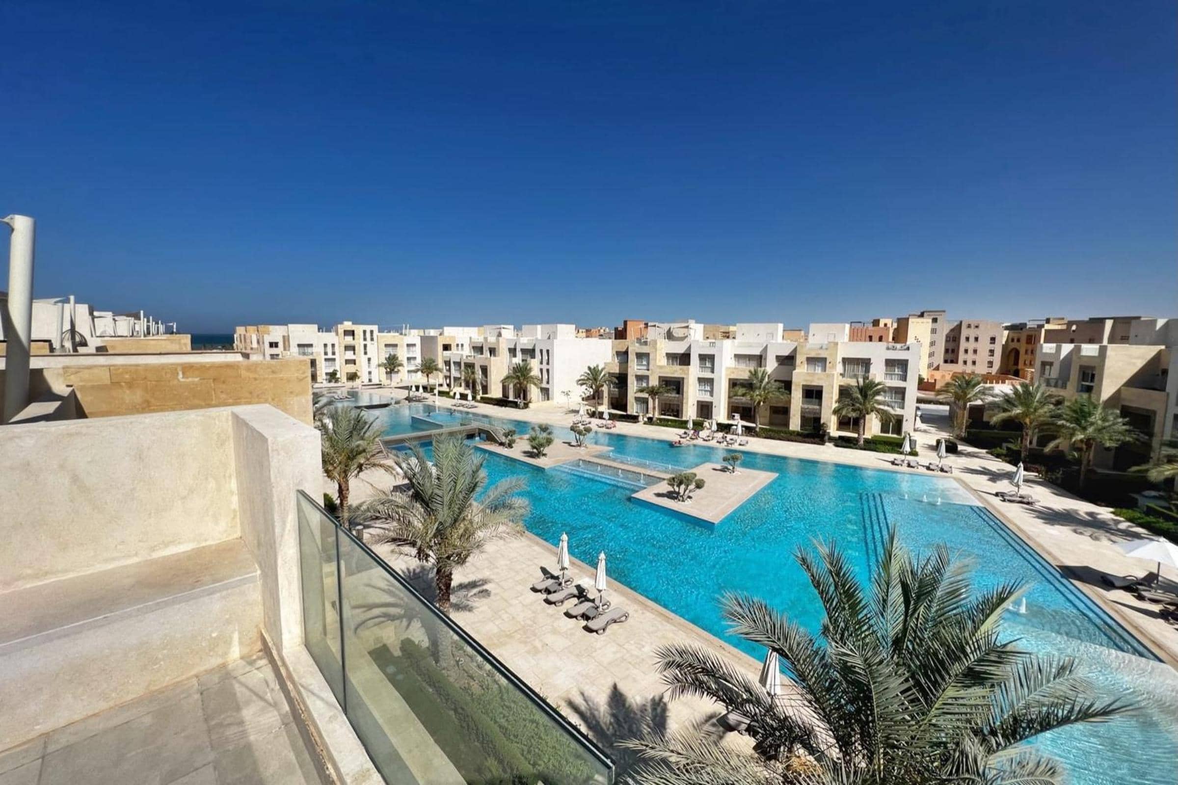 Spectacular & Soaring 2 BDR w Private Rooftop Jacuzzi & Beach Access — 4