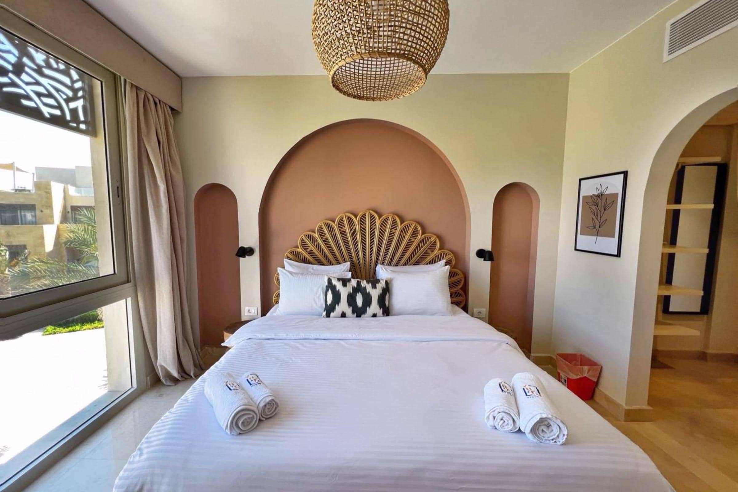 Spectacular & Soaring 2 BDR w Private Rooftop Jacuzzi & Beach Access