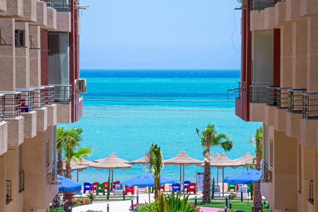 Casablanca beach resort, first line, with private beach and swimming pools,hurghada — 4