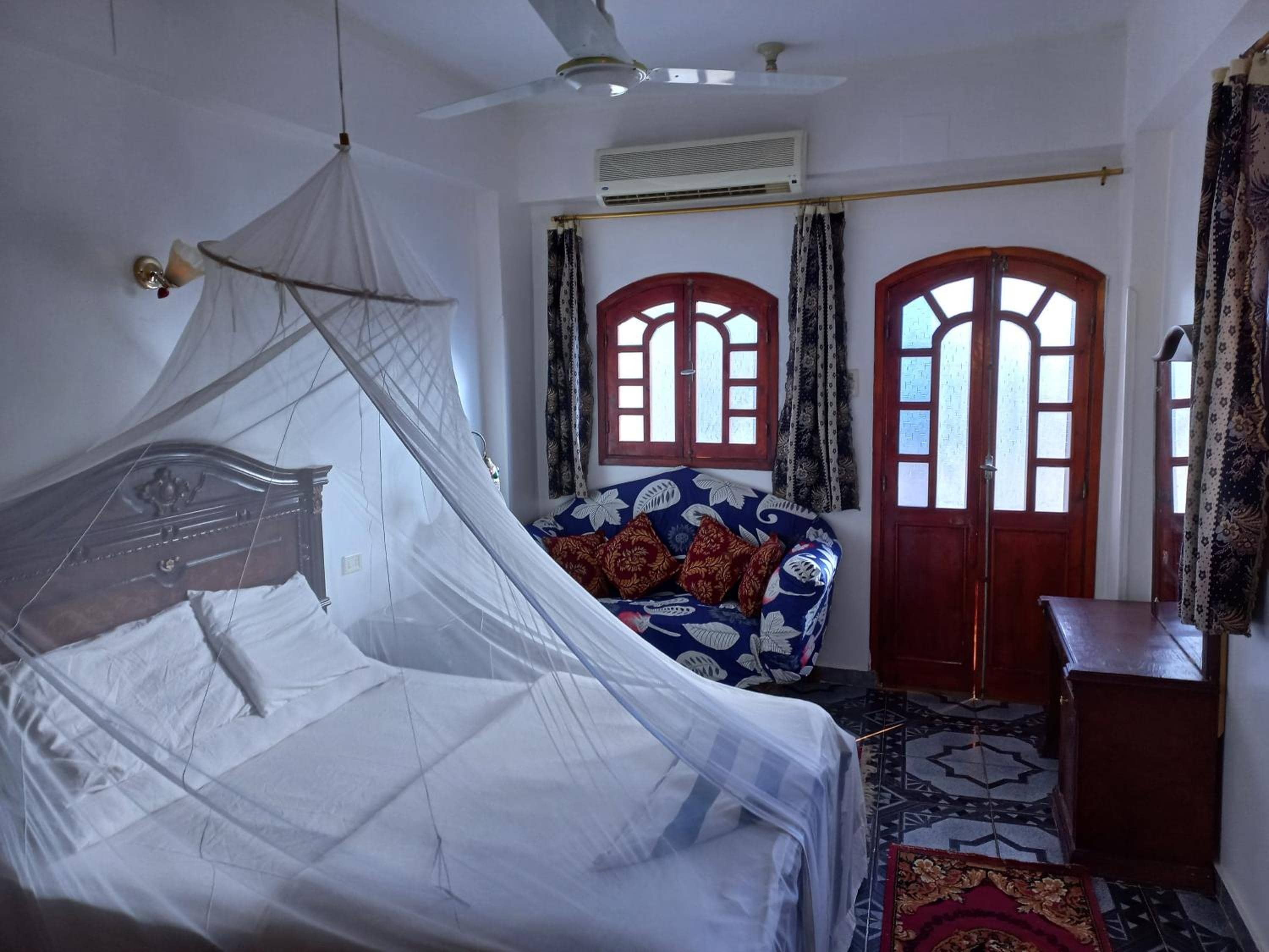 lucky guest house — 3