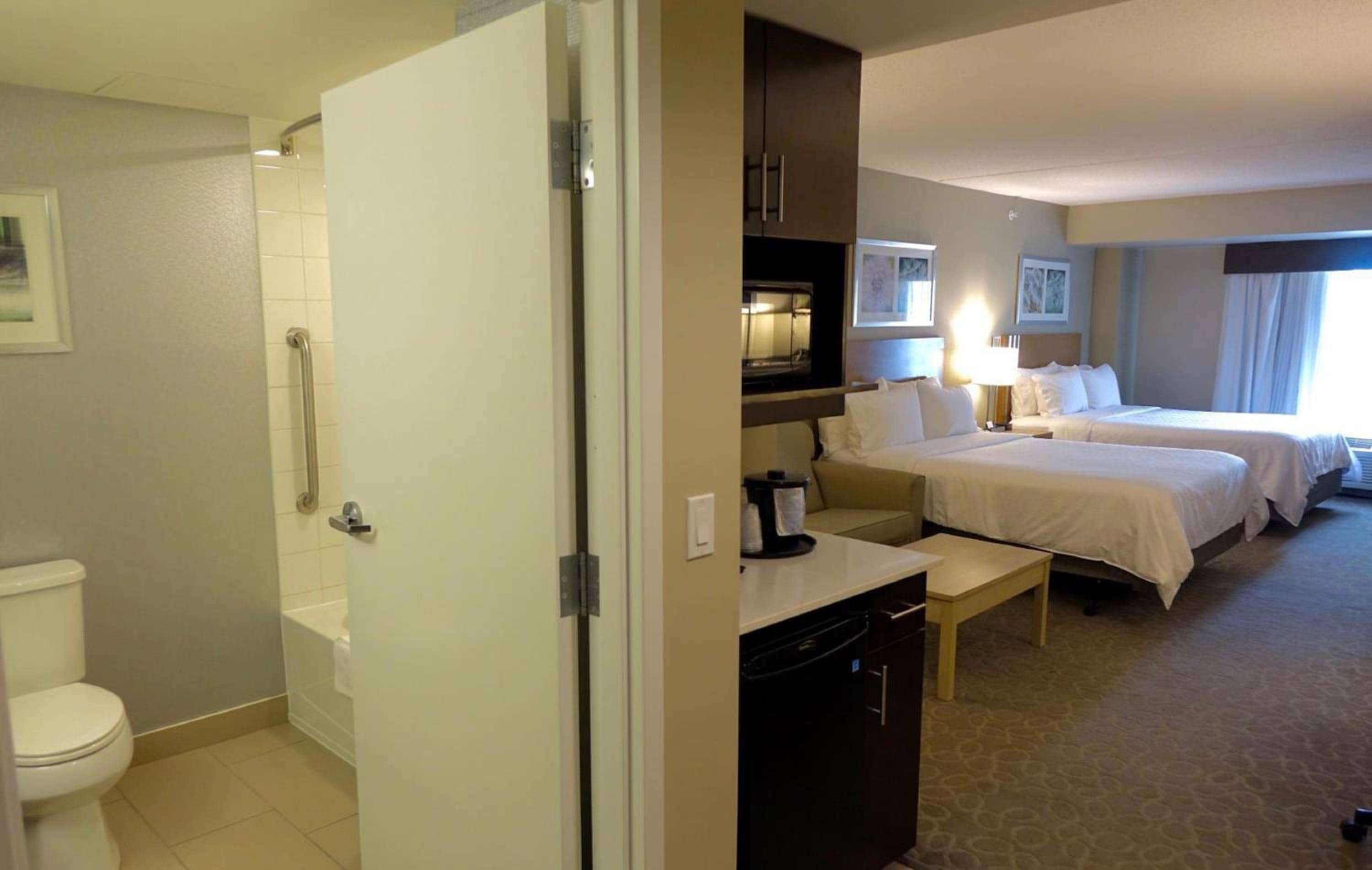 Holiday Inn Express & Suites Oshawa Downtown - Toronto Area by IHG — 4