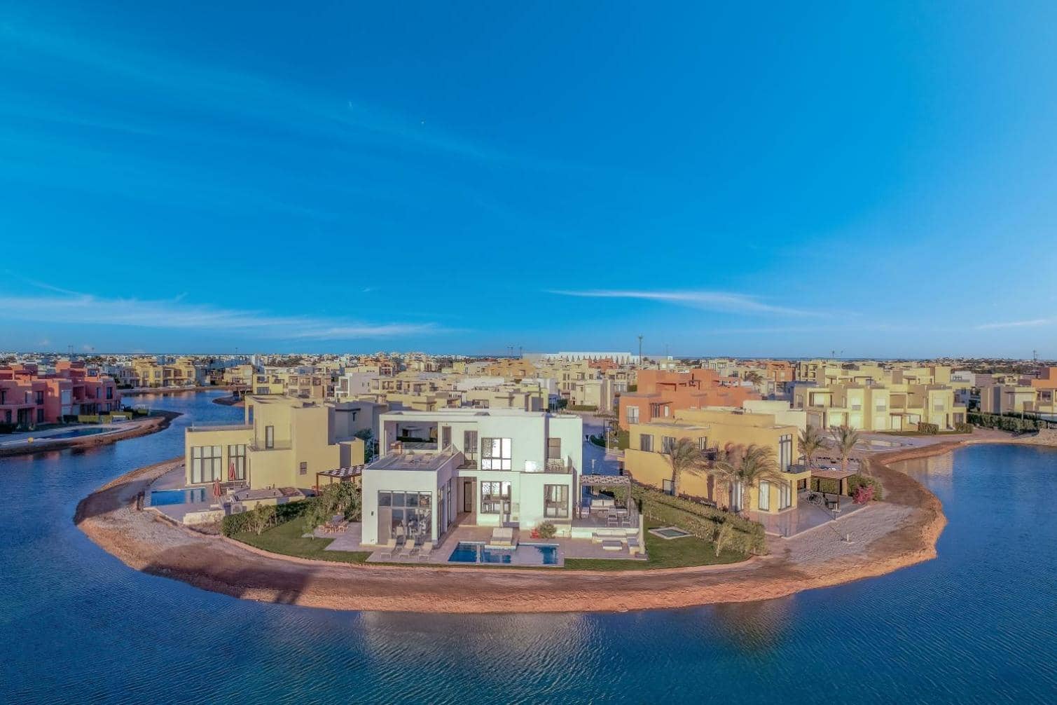 Ascot Bay, Premium 5BR Lagoon Beach House & Pool in Tawila, El Gouna