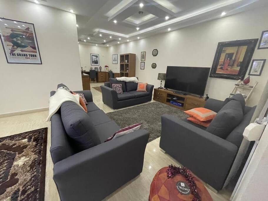 Beautiful 3-Bedroom Apartment on the Ground Floor with Personal Backyard Area and Terrace with Direct Pool Access and Pool View — 3