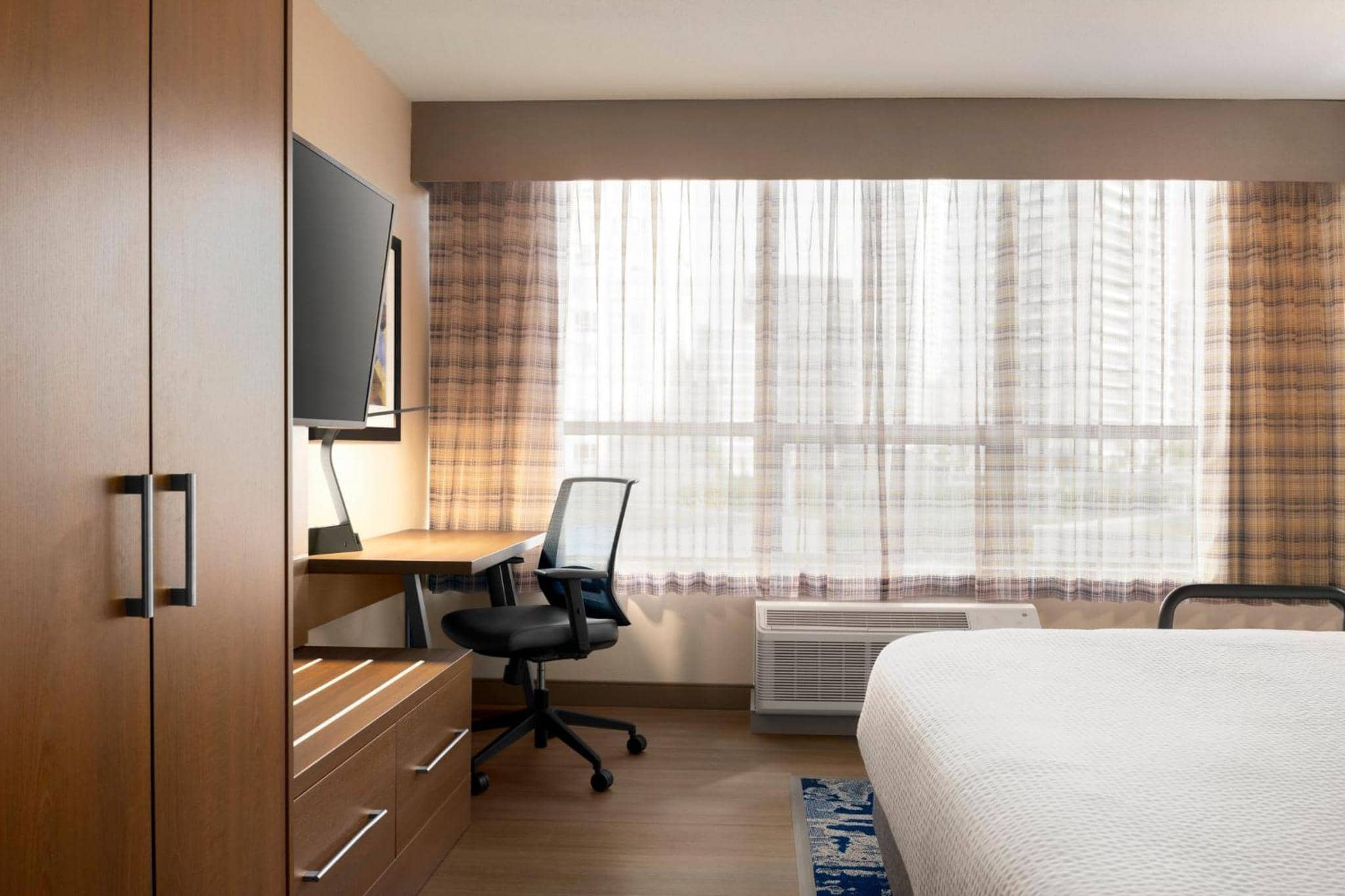 Holiday Inn Express Vancouver-Metrotown (Burnaby) — 3