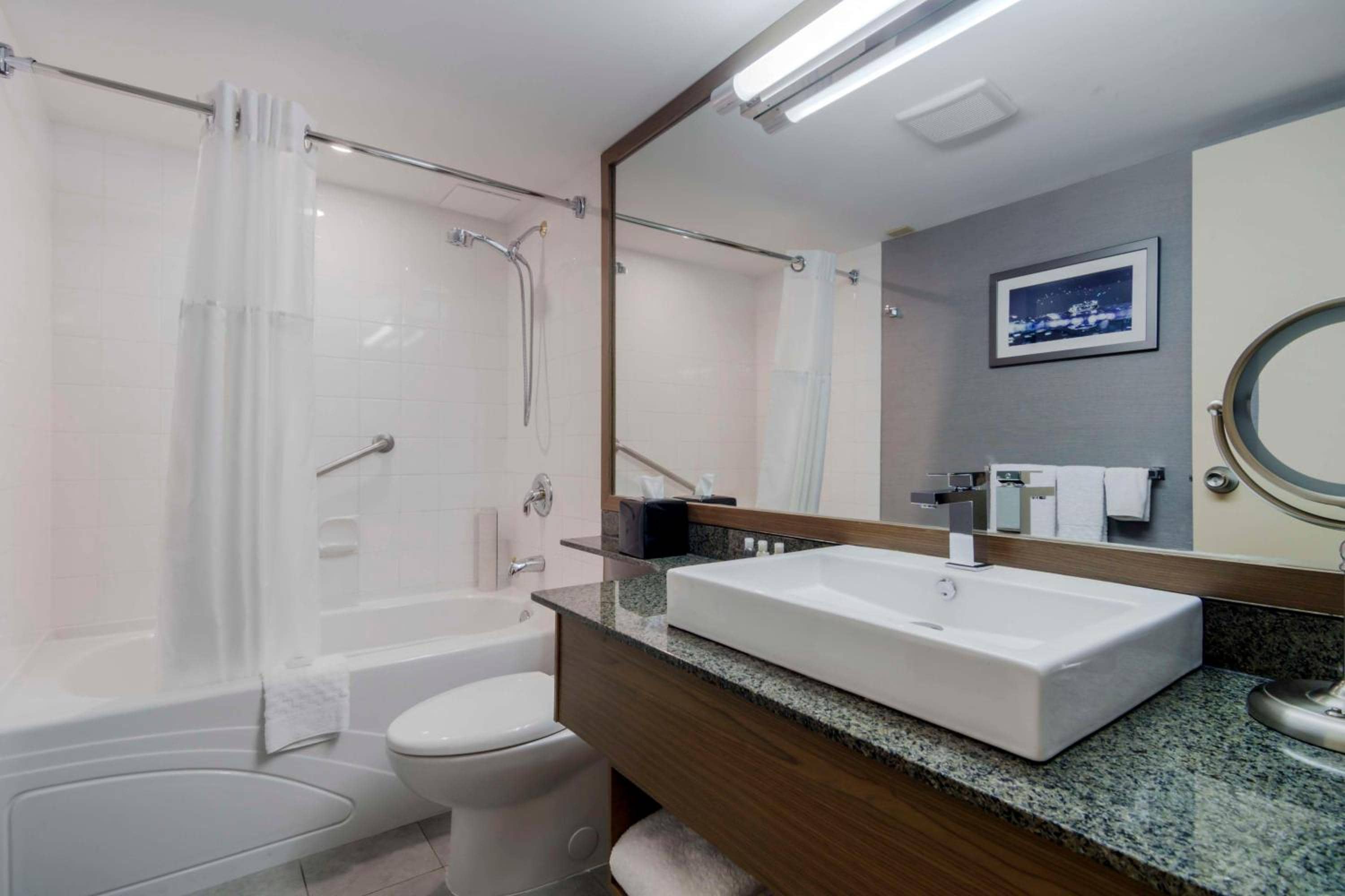 Best Western Premier Chateau Granville Hotel & Suites & Conference Centre — 3
