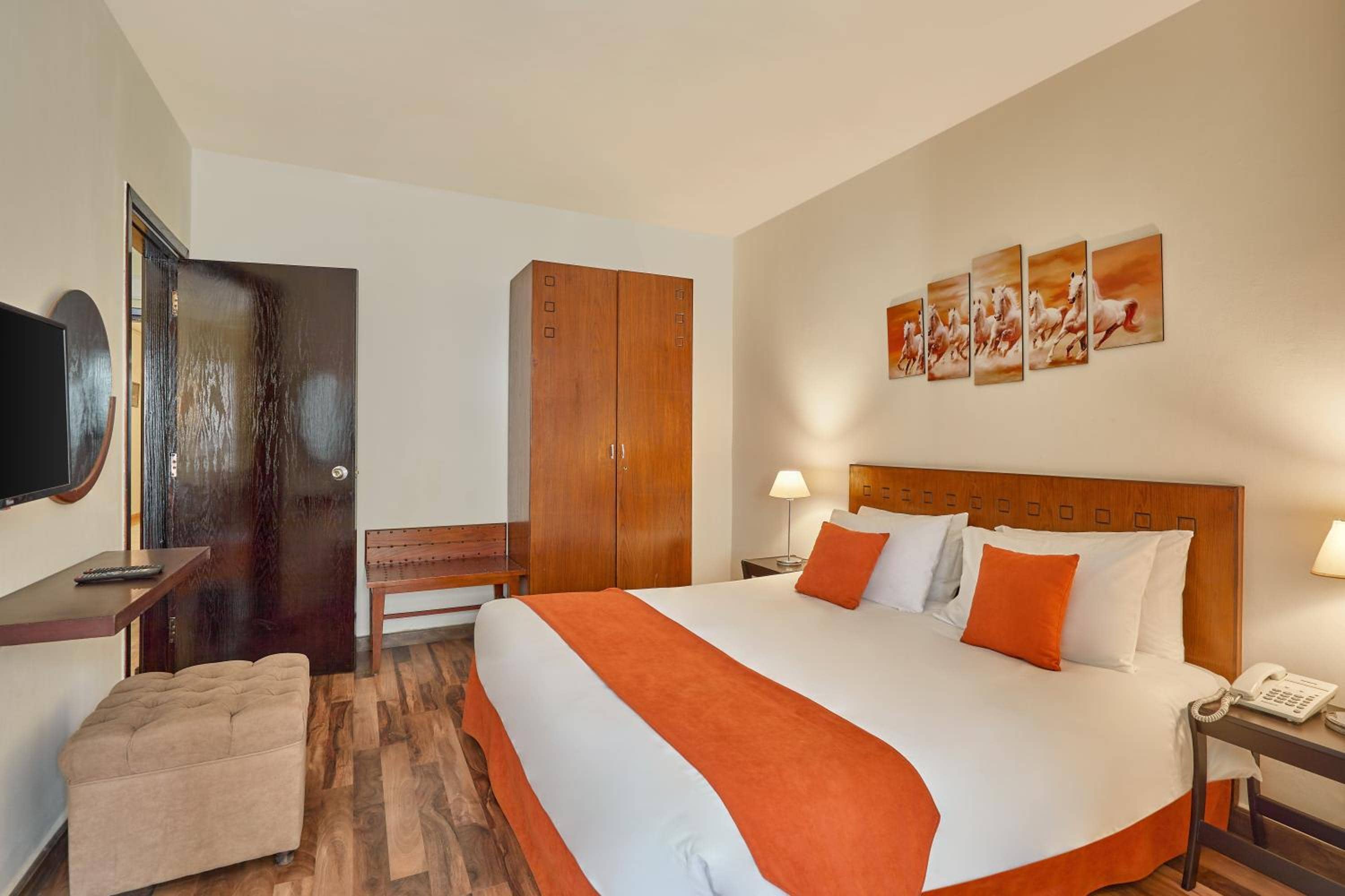 Golden Carven Hotel — 2