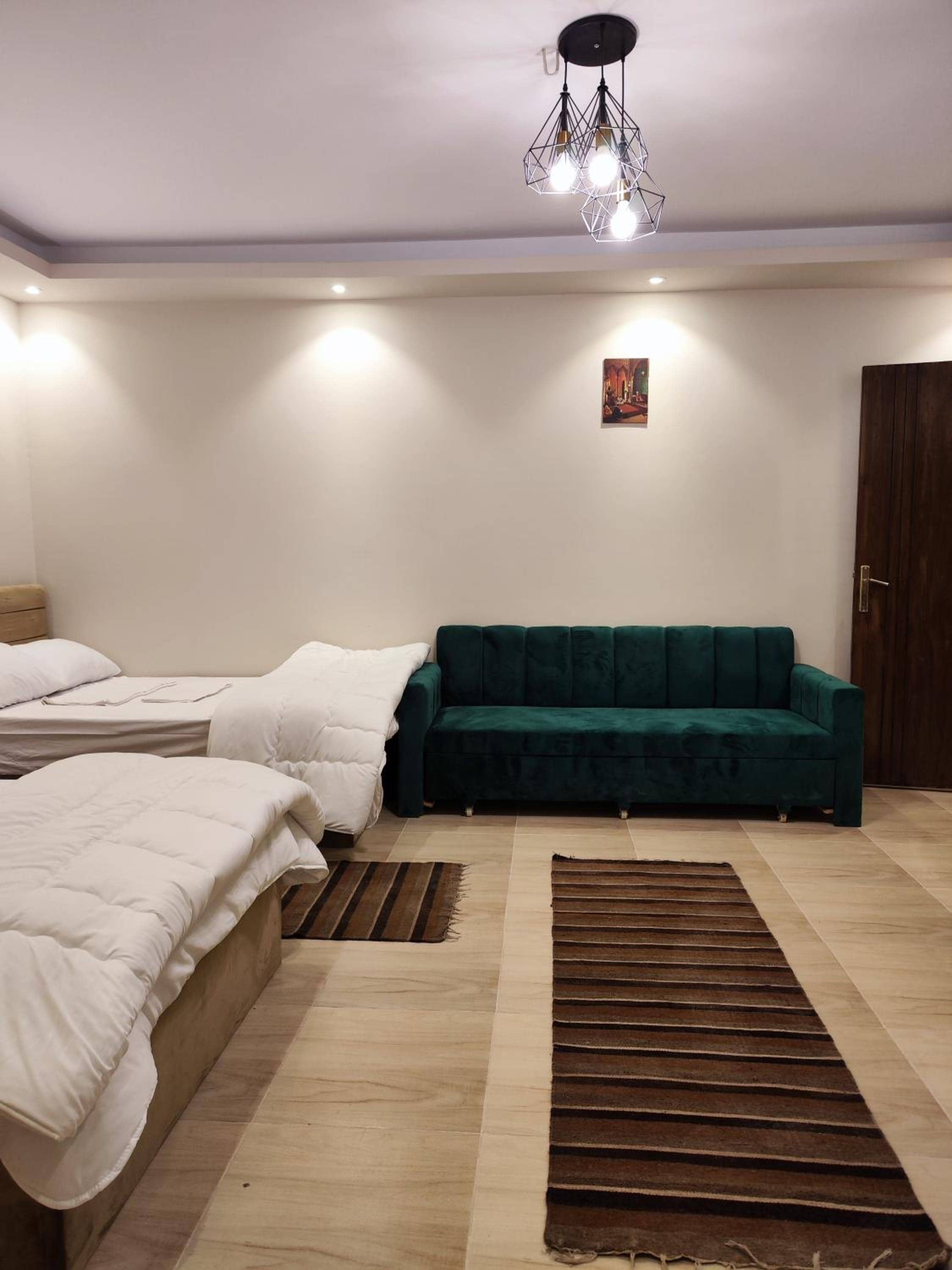 King hur pyramids inn — 3