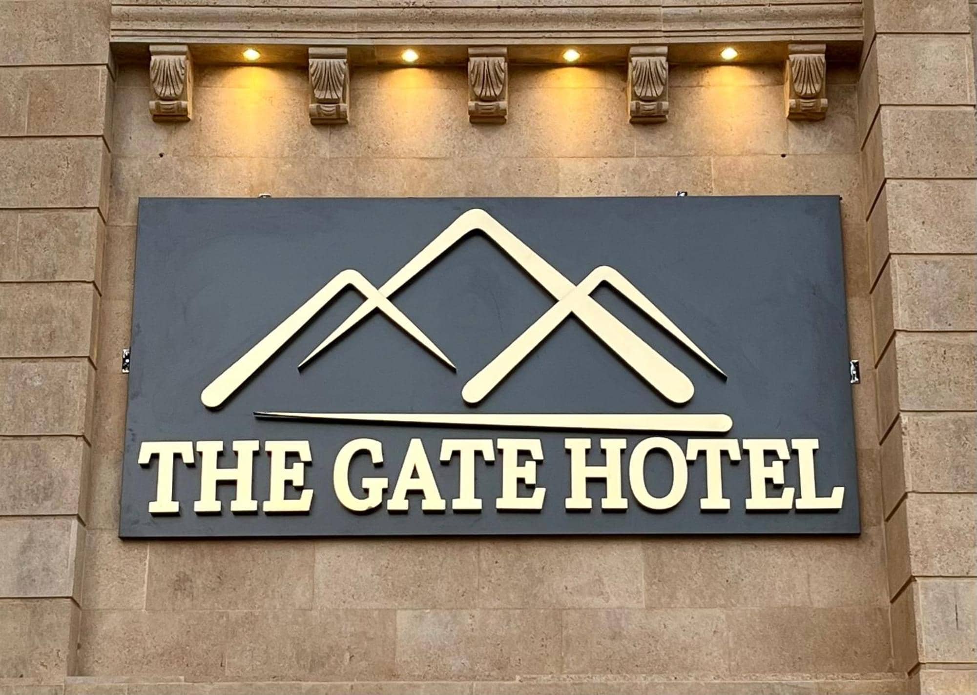 The Gate Hotel Front Pyramids & Sphinx View