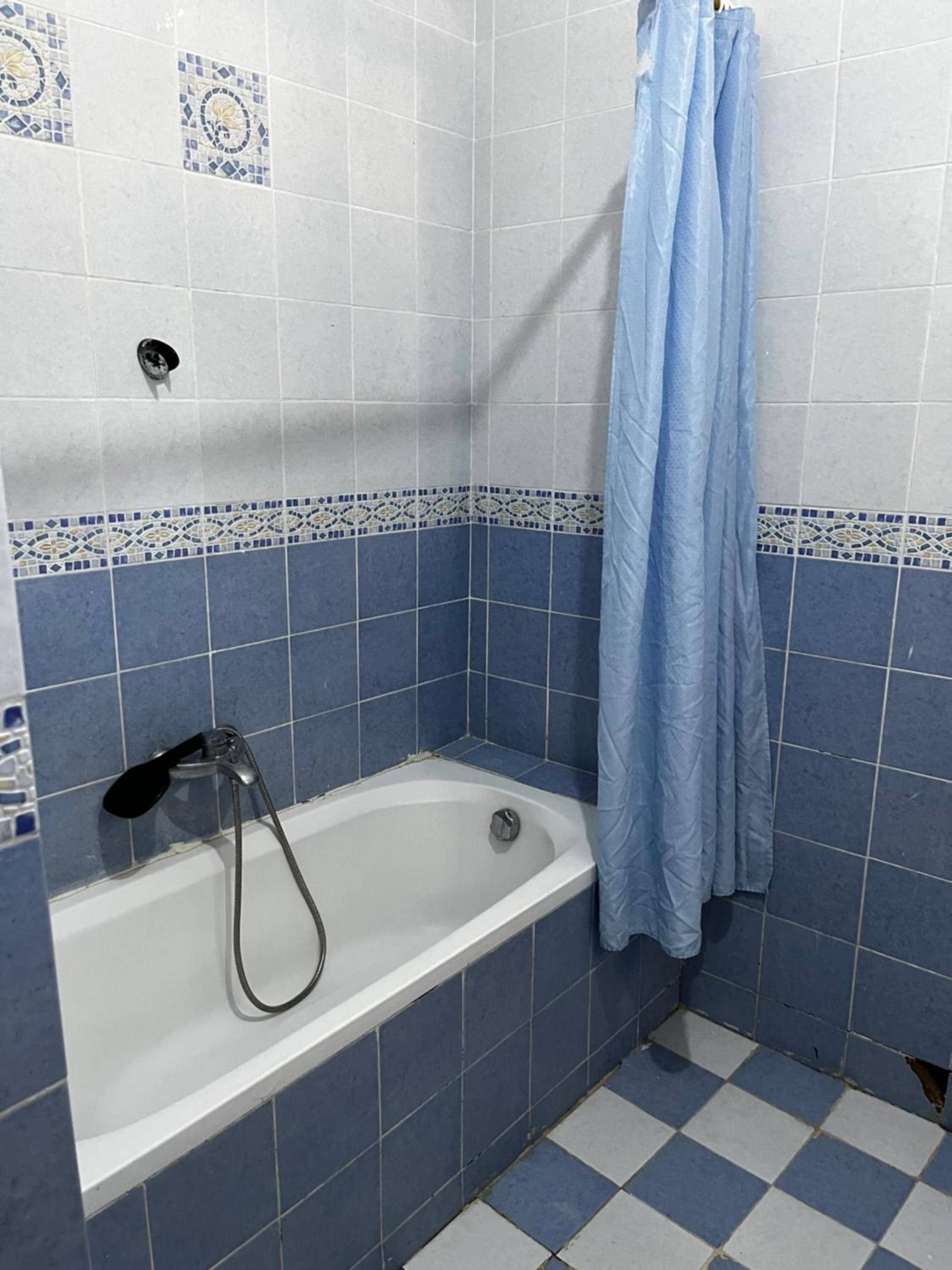 White Family Villa - Private Pool - AC - Very Big Garden - 5 bedrooms - 5- Min Walk to Beach — 5